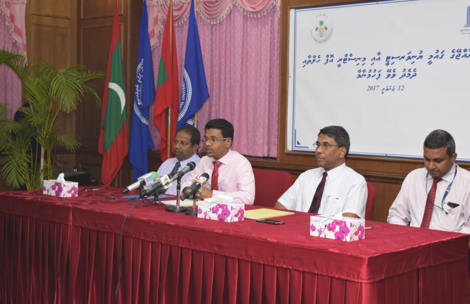 3،000 ނަރުހުން ތަމްރީނުކުރުމުގެ އެއްބަސްވުމުގައި މިއަދު ސޮއިކުރެއްވުމަށް ފަހު ހެލްތް މިނިސްޓަރު ނާޒިމް (ވ-2) ވާހަކަ ދައްކަވަނީ.-- ފޮޓޯ: ހެލްތް މިނިސްޓްރީ