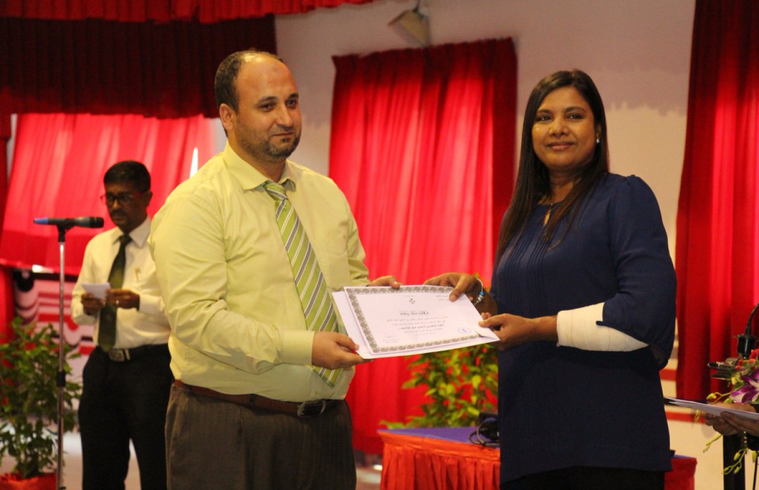 ސައޫދީން ރާއްޖެ ފޮނުވި އަރަބި ޓީޗަރަކަށް، އެޑިއުކޭޝަން މިނިސްޓަރު ޑރ، އާއިޝަތު ޝިހާމް ލިޔުން ހަވާލުކޮށްދެއްވަނީ- ފޮޓޯ: އެޑިއުކޭޝަން މިނިސްޓްރީ