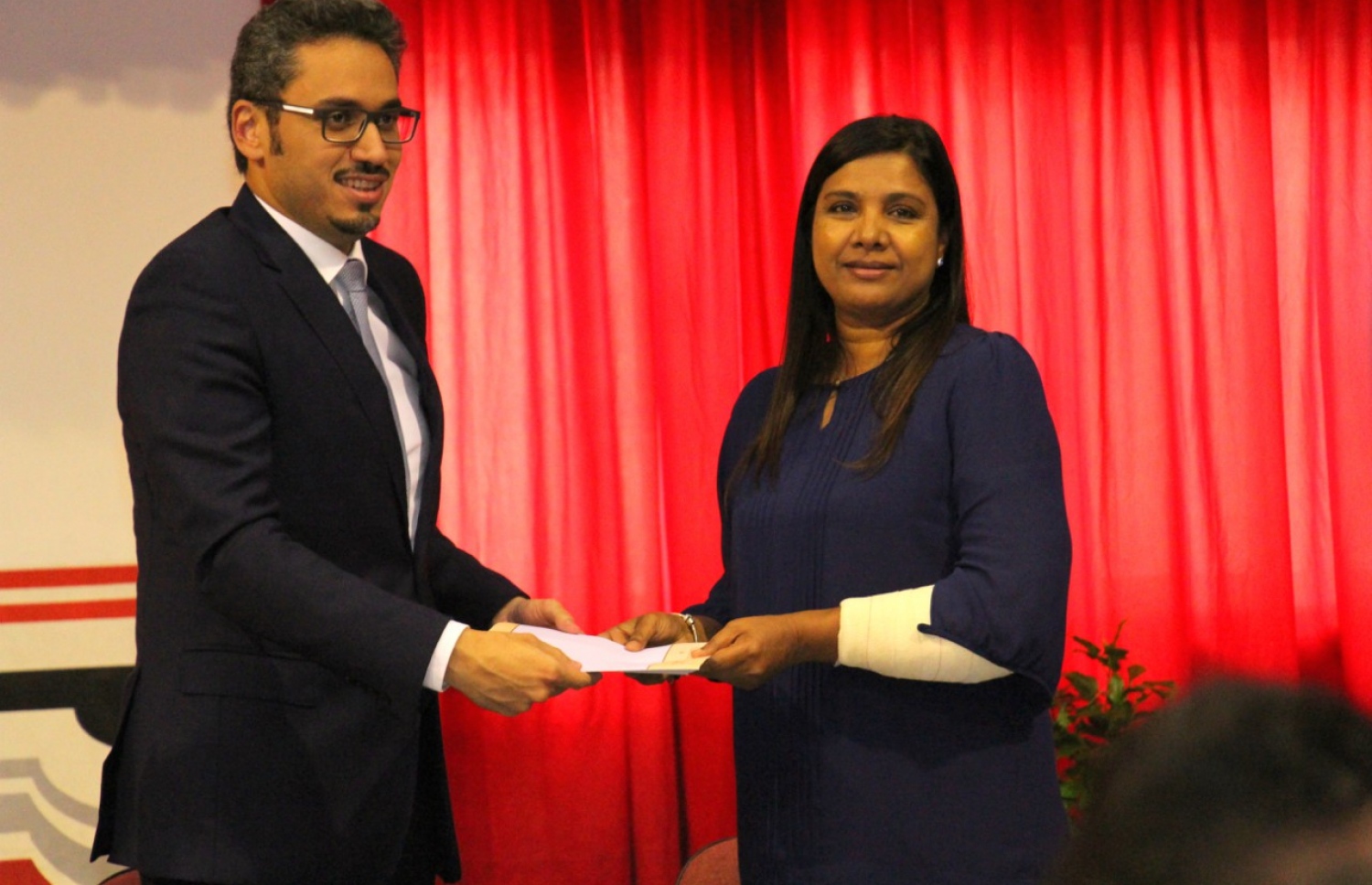 ސައޫދީން ރާއްޖެ ފޮނުވި އަރަބި ޓީޗަރުން ހަވާލުކުރުމުގެ ރަމްޒީ ލިޔުން އެޑިއުކޭޝަން މިނިސްޓަރު ޑރ. އާއިޝަތު ޝިހާމަށް، ސައޫދީން ރާއްޖެ ކަނޑައަޅުއްވާފައި ހުންނަވާ ސަފީރު ބަދުރު އަލްހަލައިލް ހަވާލުކޮށްދެއްވަނީ-- ފޮޓޯ: އެޑިއުކޭޝަން މިނިސްޓްރީ