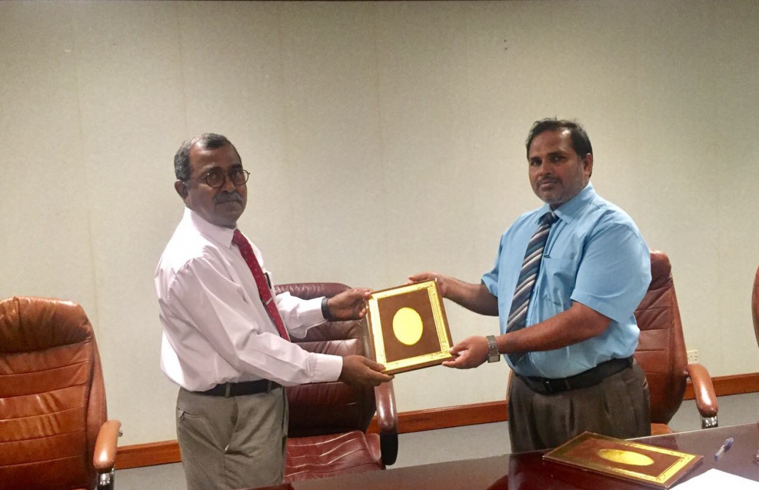 ކަނޑިތީމުގައި އަލިފުޅު ތުއްތު ފައުންޑޭޝަނުން އެޅި މިސްކިތް، އިސްލާމިކް މިނިސްޓްރީއާ ހަވާލުކުރުމުގެ އެއްބަސްވުމުގައި އެ ފައުންޑޭޝަންގެ ފަރާތުން އަބްދުﷲ ސަލީމް އަބްދުލް ސައްތާރު (ވ) އަދި އިސްލާމިކް މިނިސްޓްރީގެ ޑެޕިއުޓީ މިނިސްޓަރު އިބްރާހިިމް އަހުމަދު ސޮއިކުރެއްވުމަށްފަހު އެއްބަސްވުން ބަދަލުކުރައްވަނީ.-- ފޮޓޯ: އަލިފުޅު ތުއްތު ފައުންޑޭޝަން