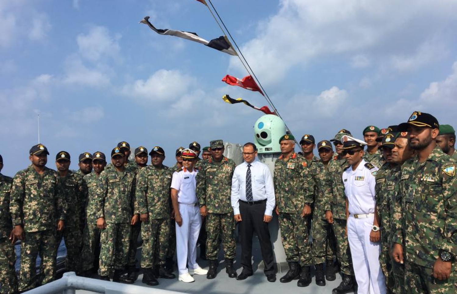 ހުރަވީގައި ސިފައިންނާއި ޗީފް އޮފް ޑިފެންސް ފޯސް ޝިޔާމާއި ކޯސްޓް ގާޑުގެ ބައެއް ވެރިންނާ އެކު މިނިސްޓަރު ފޮޓޯއަކަށް ހުއްޓި ވަޑައިގެން -- ފޮޓޯ: އައިމިނަތު ޝިފްލީން/މިހާރު