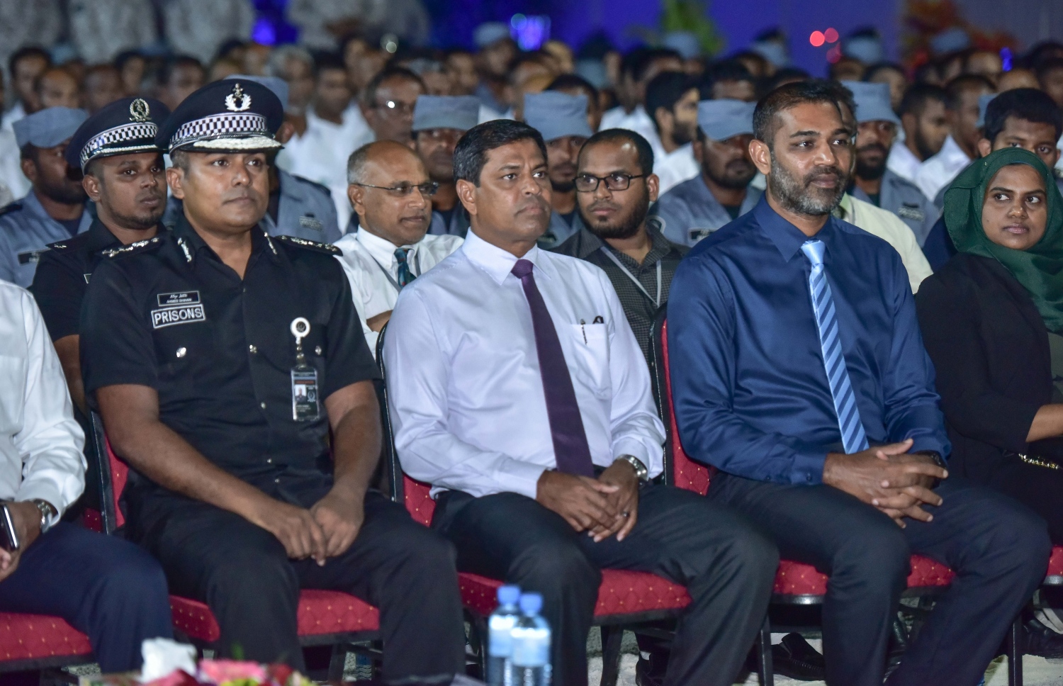 ކ.މާފުށި: ޖެނުއަރީ 16، 2017- ޖަލުގައި ހިންގި ބައެއް ކޯސްތައް ފުރިހަމަ ކުރި ގައިދީންނަށް ސެޓްފިކެޓް ހަވާލުކުރުމަށް ބޭއްވި ރަސްމިއްޔާތުގައި މޯލްޑިވްސް ކަރެކްޝަނަލް ސާވިސްގެ ބައެއް އިސްވެރިންނާއި ރައްޔިތުންގެ މަޖިލިހުގެ ގުރައިދޫ ދާއިރާގެ ޕީޕީއެމްގެ މެމްބަރު އިބްރާހިމް ރިޒާ އަދި މޯލްޑިވްސް ރޯޑް ކޯޕަރޭޝަންގެ މެނޭޖިން ޑިރެކްޓަރު އިބްރާހިމް އަބްދުއްރައްޒާގް ހަލީމް ބައިވެރިވެވަޑައިގަންނަވަނީ.---ފޮޓޯ: ނިޝާން އަލީ/މިހާރު