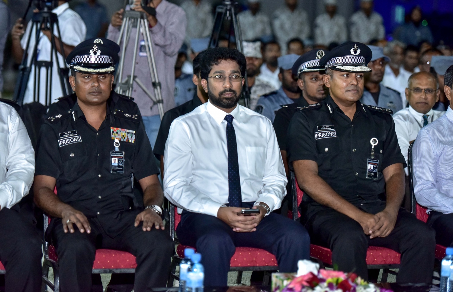 ކ.މާފުށި: ޖެނުއަރީ 16، 2017: ޖަލުގައި ހިންގި ކޯސްތައް ފުރިހަމަ ކުރި ގައިދީންނަށް ސެޓްފިކެޓް ހަވާލުކުރުމަށް ބޭއްވި ރަސްމިއްޔާތުގައި މޯލްޑިވްސް ކަރެކްޝަނަލް ސާވިސްގެ ބައެއް އިސްވެރިންނާއި ހޯމް މިނިސްޓަރު އަޒްލީން އަހުމަދު ބައިވެރިވެވަޑައިގަންނަވަނީ.-- ފޮޓޯ: ނިޝާން އަލީ