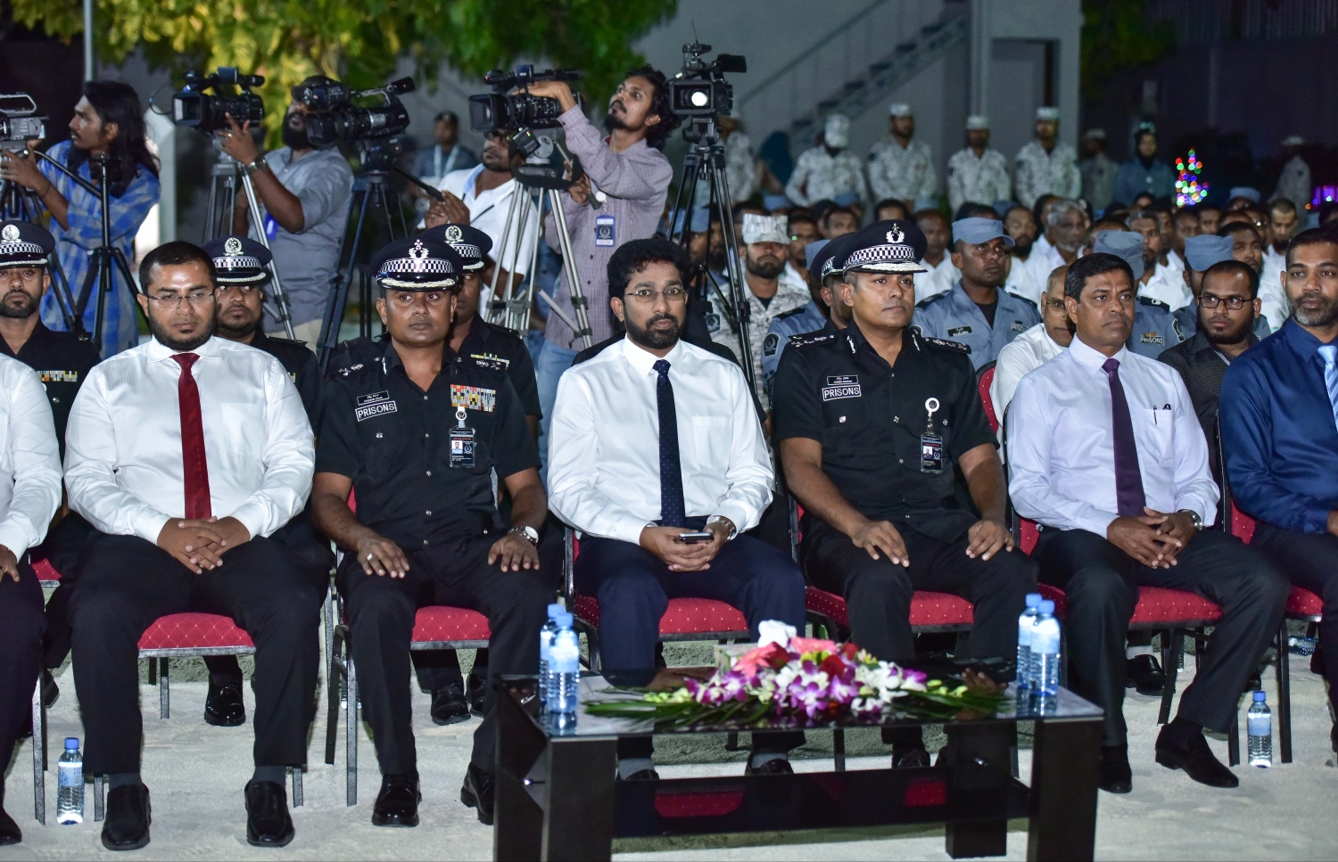 ކ.މާފުށި: ޖެނުއަރީ 16، 2017: ޖަލުގައި ހިންގި ކޯސްތައް ފުރިހަމަ ކުރި ގައިދީންނަށް ސެޓްފިކެޓް ހަވާލުކުރުމަށް ބޭއްވި ރަސްމިއްޔާތުގައި މޯލްޑިވްސް ކަރެކްޝަނަލް ސާވިސްގެ ބައެއް އިސްވެރިންނާއި ހޯމް މިނިސްޓަރު އަޒްލީން އަހުމަދު ބައިވެރިވެ ވަޑައިގަންނަވަނީ.-- ފޮޓޯ: ނިޝާން އަލީ