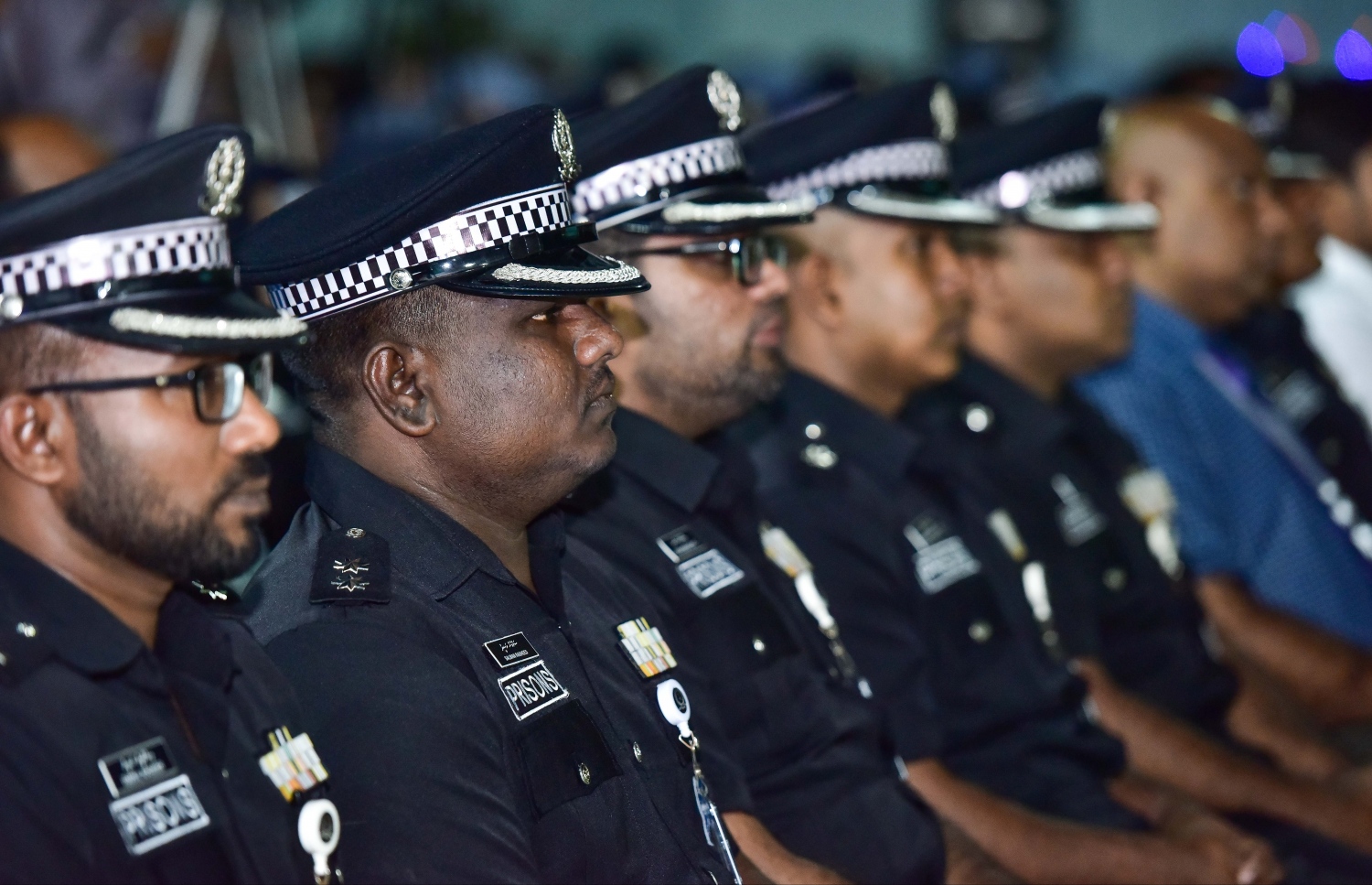 ކ.މާފުށި: ޖެނުއަރީ 16، 2017: ޖަލުގައި ހިންގި ކޯސްތައް ފުރިހަމަ ކުރި ގައިދީންނަށް ސެޓްފިކެޓް ހަވާލުކުރުމަށް ބޭއްވި ރަސްމިއްޔާތުގައި މޯލްޑިވްސް ކަރެކްޝަނަލް ސާވިސްގެ ބައެއް އިސްވެރިން ބައިވެރިވެ ވަޑައިގަންނަވަނީ.-- ފޮޓޯ: ނިޝާން އަލީ