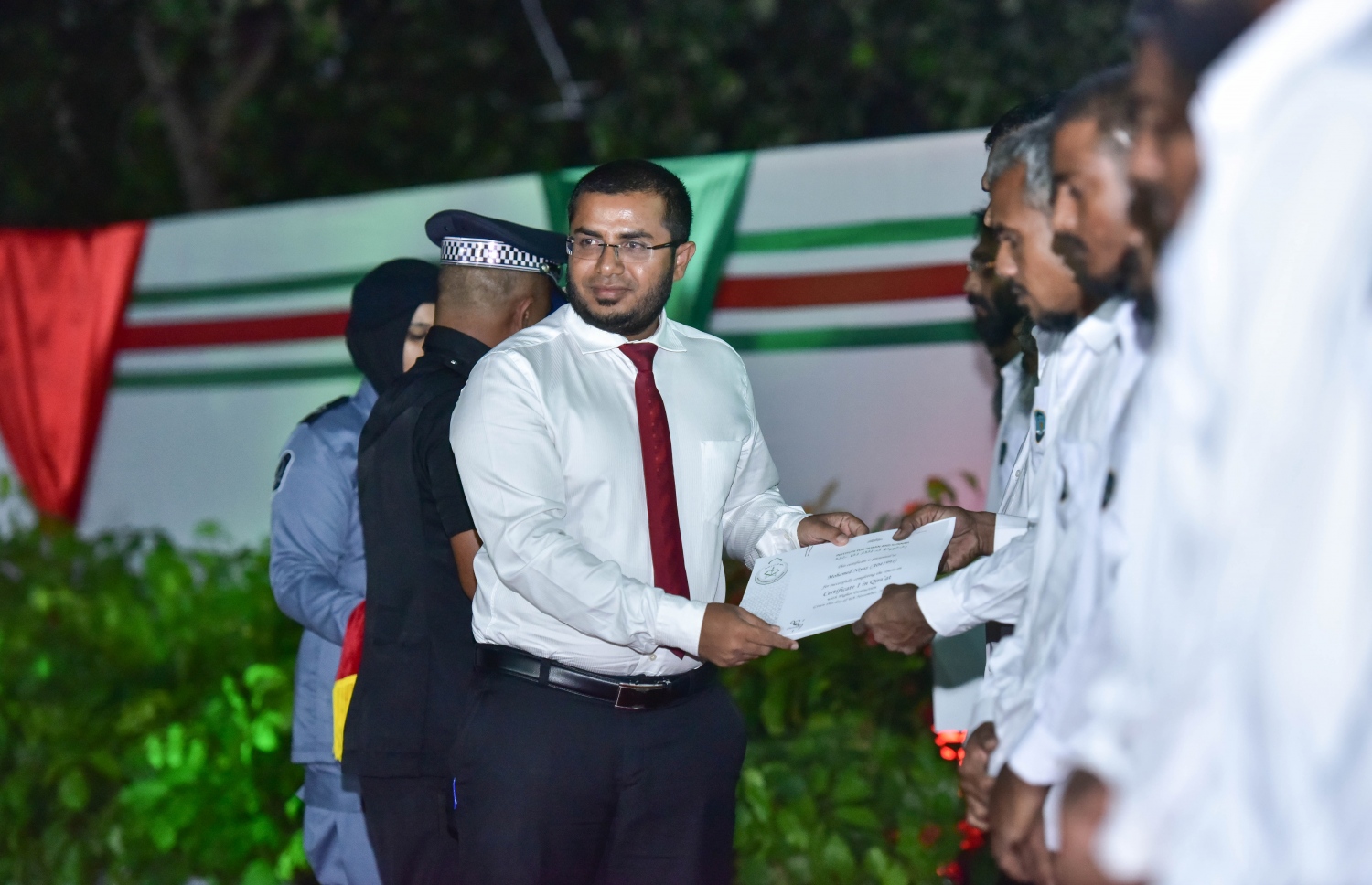 ކ.މާފުށި: ޖެނުއަރީ 16، 2017: ޖަލުގައި ހިންގި ކޯސްތައް ފުރިހަމަ ކުރި ގައިދީންތަކަކަށް ސެޓްފިކެޓް ހަވާލު ކުރަނީ.-- ފޮޓޯ: ނިޝާން އަލީ