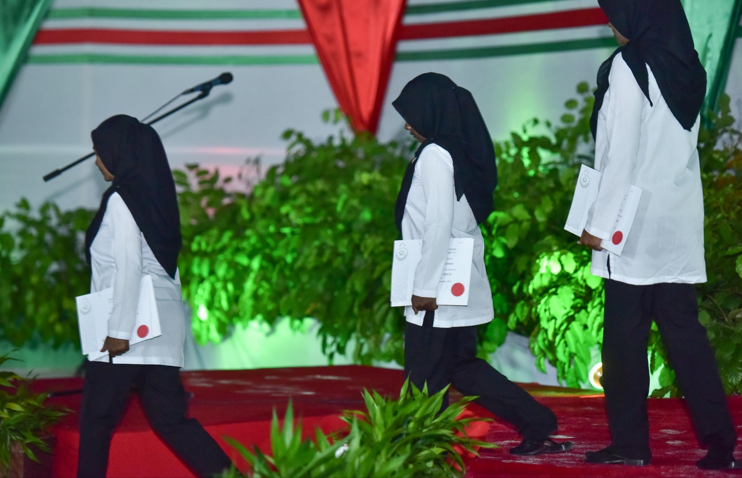 ކ.މާފުށި: ޖެނުއަރީ 16، 2017: ޖަލުގައި ހިންގި ބައެއް ކޯސްތައް ފުރިހަމަ ކުރި ގައިދީން ސެޓްފިކެޓާ އެކު ސްޓޭޖުން ފައިބަނީ-- ފޮޓޯ: ނިޝާން އަލީ/ މިހާރު