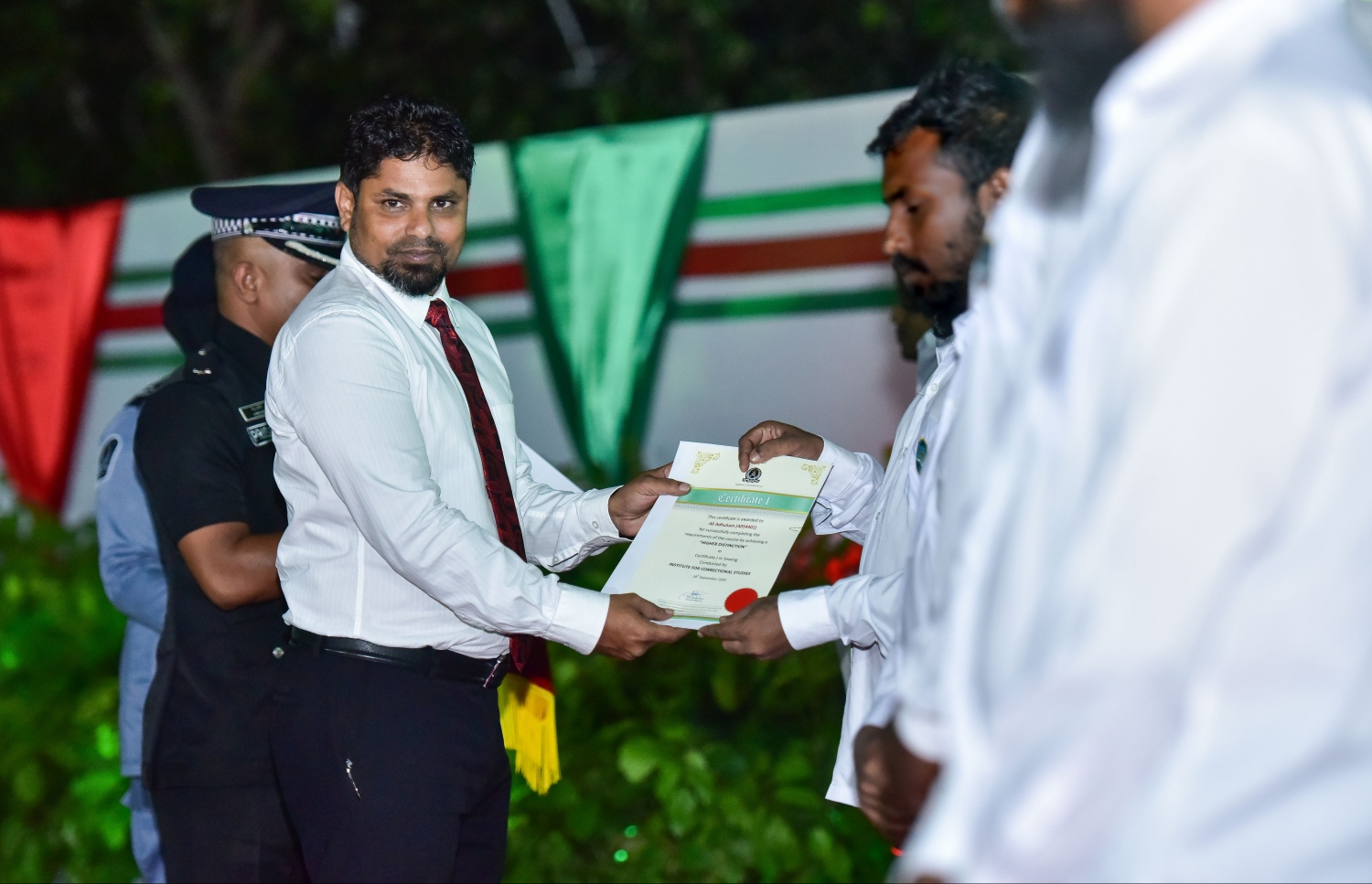 ކ.މާފުށި: ޖެނުއަރީ 16، 2017: ޖަލުގައި ހިންގި ކޯސްތައް ފުރިހަމަ ކުރި ގައިދީންނަށް ސެޓްފިކެޓް ހަވާލު ކުރަނީ.-- ފޮޓޯ: ނިޝާން އަލީ