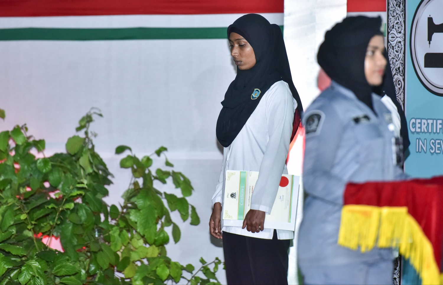 ކ.މާފުށި: ޖެނުއަރީ 16، 2017: ޖަލުގައި ހިންގި ކޯހެއް ނިންމައި ސެޓިފިކެޓް ހާސިލްކުރި ކުށްވެރިއެއް.-- ފޮޓޯ: ނިޝާން އަލީ