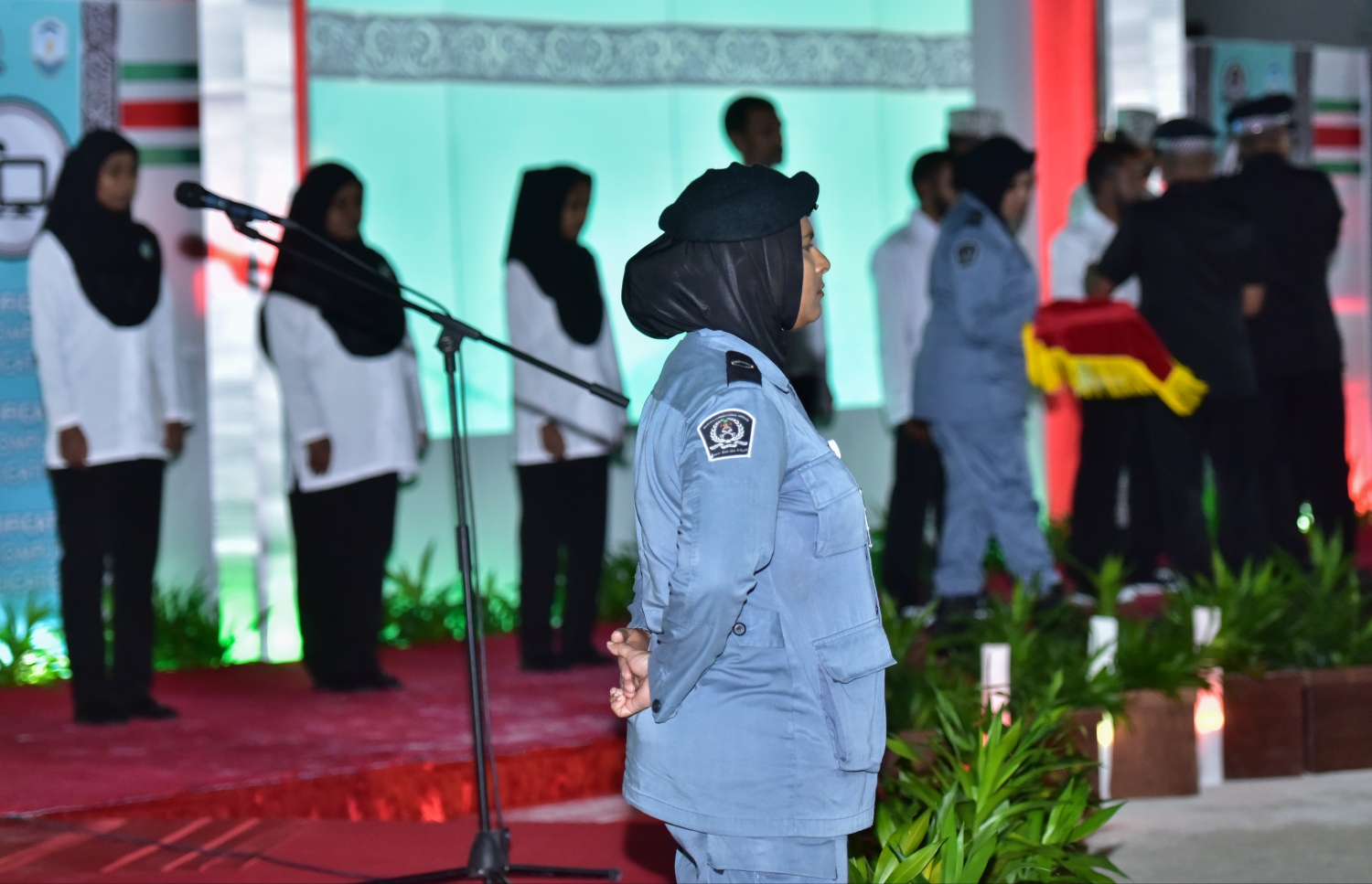 ކ.މާފުށި: ޖެނުއަރީ 16، 2017: ކޯސްތައް ނިންމި ކުށްވެރިންނަށް ސެޓްފިކެޓް ދޭއިރު، ޕްރިޒަން އޮފިސަރުން އެތަން ބަލަހައްޓަނީ -- ފޮޓޯ: ނިޝާން އަލީ/ މިހާރު