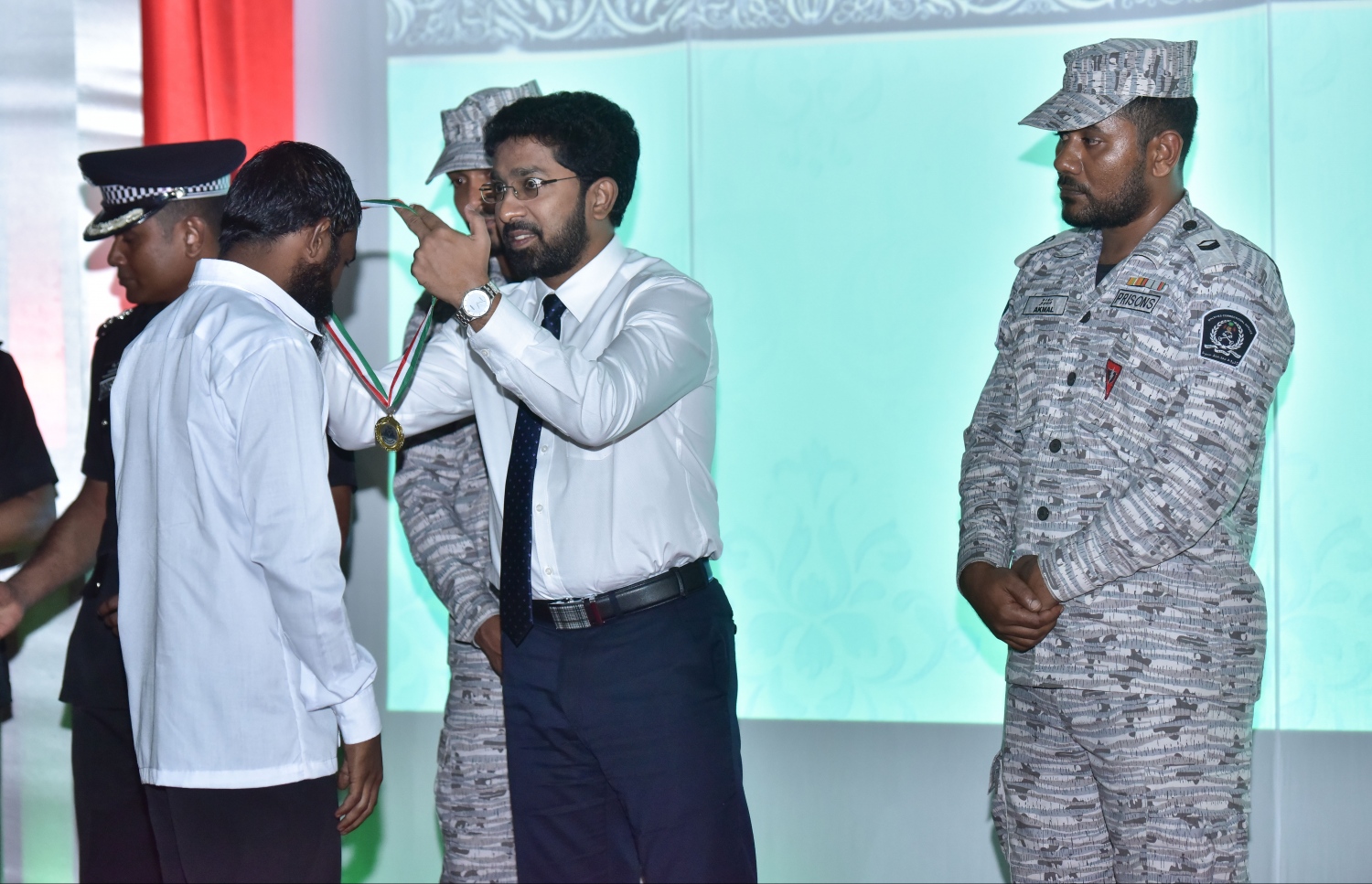 ކ.މާފުށި: ޖެނުއަރީ 16، 2017: ޖަލުގައި ހިންގި ކޯހެއް ނިންމައި ސެޓިފިކެޓް ހާސިލްކުރި ކުށްވެރިއަކަށް ހޯމް މިނިސްޓަރު އަޒްލީން، މެޑަލް ދެއްވަނީ.-- ފޮޓޯ: ނިޝާން އަލީ