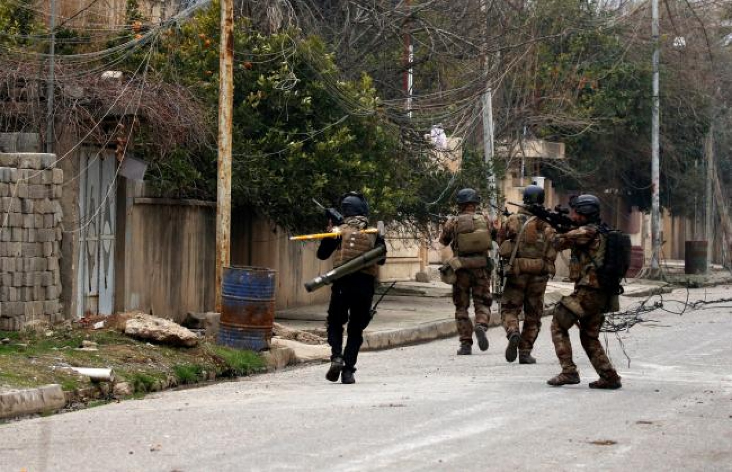 އިރާގު ސިފައިންގެ ބަޔަކު މޫސަލްގައި އައިއެސްގެ ހަނގުރާމަވެރިންނާ ދެކޮޅަށް ހަރަކާތްތެރިވަނީ. --ރޮއިޓަސް