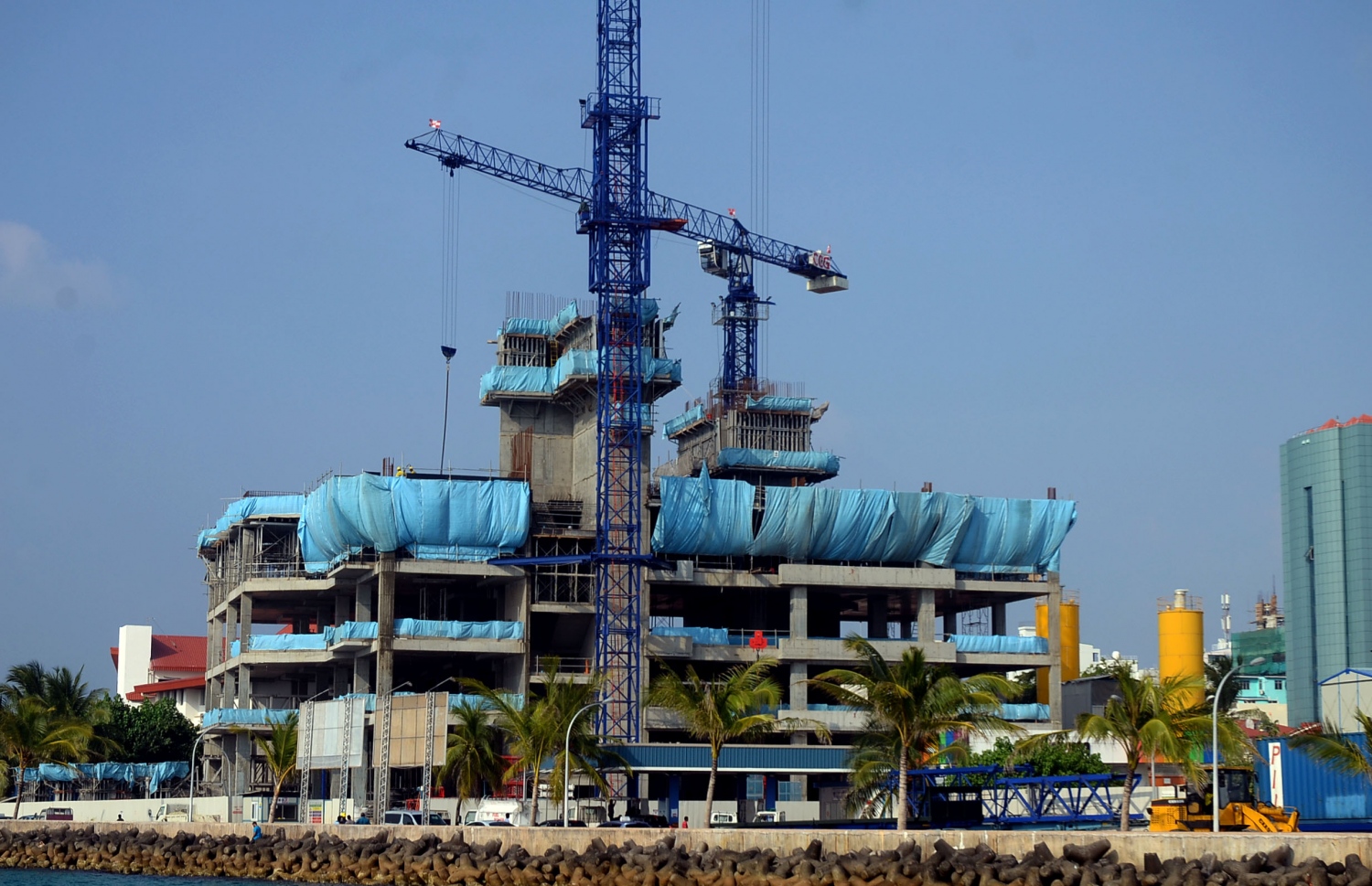 އައިޖީއެމްއެޗްގެ އާ އިމާރާތުގެ މަސައްކަތް ކުރިއަށް ގެންދަނީ: މި އިމާރާތުގެ މަސައްކަތް ހަވާލުކުރުމުގައި ގަވައިދާ ހިލާފު އެއްވެސް އަމަލެއް ހިންގާފައިވޭތޯ ބަލަން ރައްޔިތުންގެ މަޖިލީހުގެ މާލިއްޔަތު ކޮމިޓީން މިއަދު ވަނީ ނިންމާފައި.---ފޮޓޯ: އަހްމަދު އަބްދުﷲ ސައީދު/މިހާރު