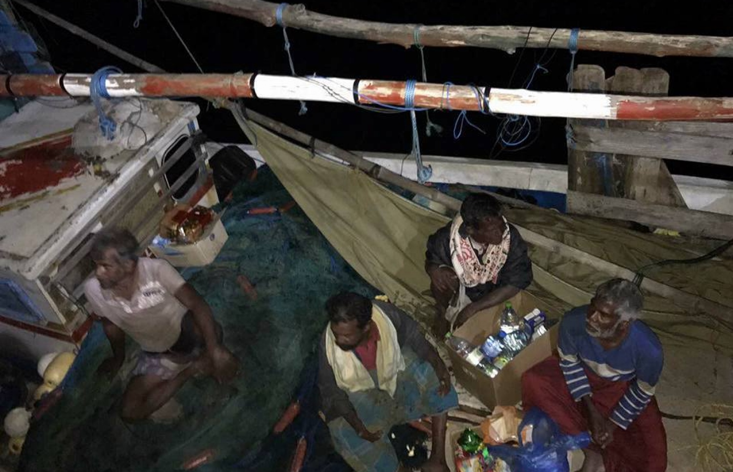 ދިވެހި ސިފައިންނަށް ލަންކާގެ ބޯޓު ފެނުނު އިރު، އެ ބޯޓުގައި އެ މީހުން މަޑުކޮށްލައިގެން: އޭރު އެކެއްގެ ހާލު ދެރަ-- ފޮޓޯ/ އެމްއެންޑީއެފް