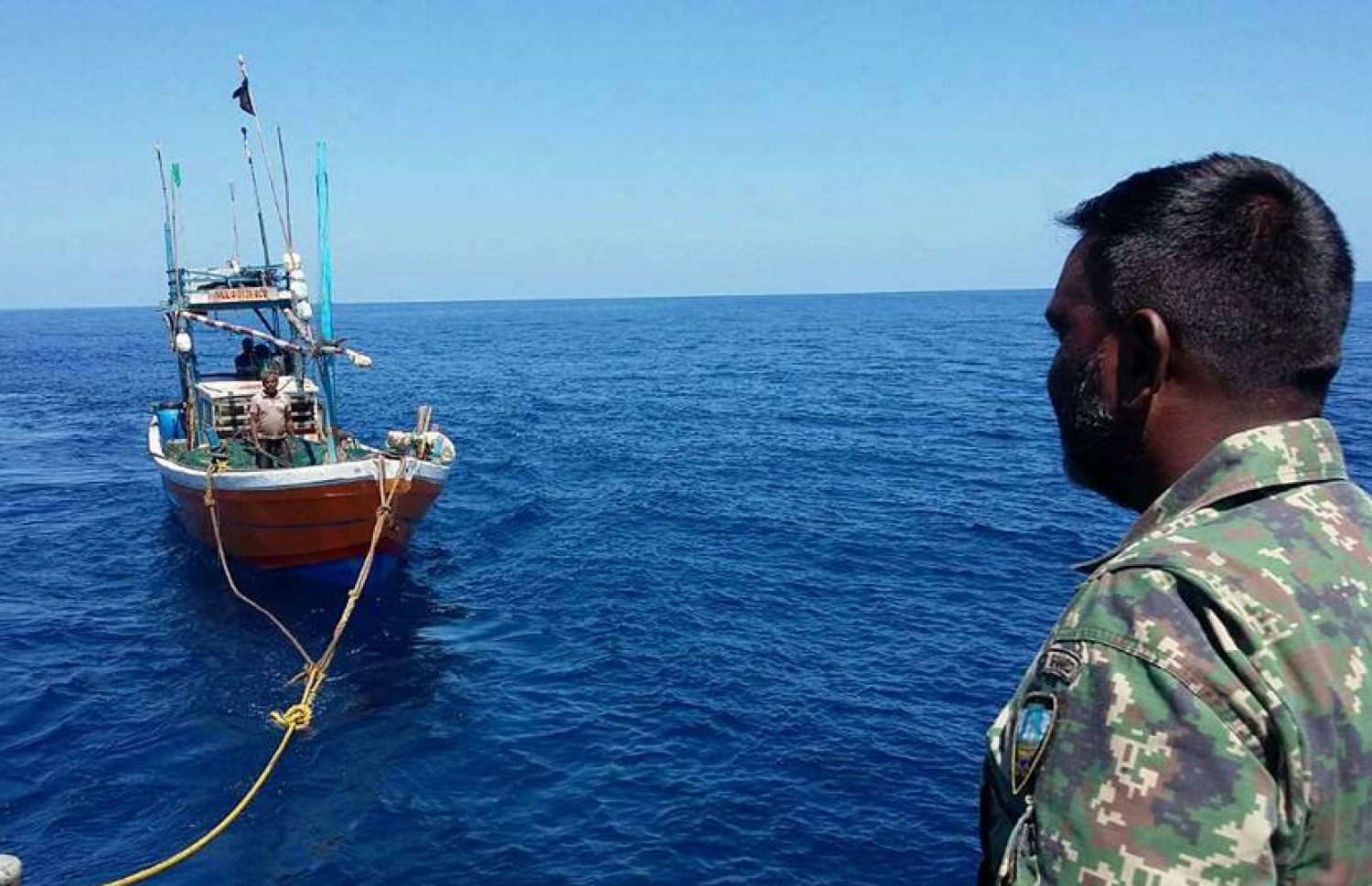 އޮޕަރޭޝަން ހިންގާތާ އަށް ވަނަ ދުވަހު ލަންކާގެ މަސް ބޯޓު ހޯދައި ހުރަވީގައި ކަފު ޖަހައިގެން ގެންނައިރު، ހުރަވީގެ ކެޕްޓަން ޖަމްޝާދު ބަލަހައްޓަވައިގެން-- ފޮޓޯ/ އެމްއެންޑީއެފް