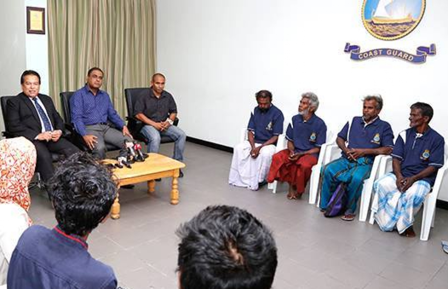 ކޯސްޓް ގާޑު ހުރަވީން ލަންކާގެ ބޯޓުގެ ފަޅުވެރިން (ކަނާއަތުގައި) ހޯދަން ހިންގި އޮޕަރޭޝަން ކާމިޔާބު ކުރުމުން އެ ގައުމުގެ ސަފީރާއި ބައެއް އިސް ވެރިން ދިވެހި ސިފައިންނާއި މަސްވެރިންގެ މަސައްކަތް ފާހަގަކޮށް، ނޫސްވެރިންނާ ވާހަކަ ދައްކަވަނީ-- ފޮޓޯ: އެމްއެންޑީއެފް