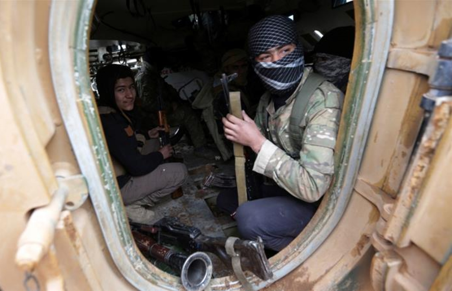 ސީރިޔާގެ އިދިކޮޅު ހަނގުރާމަވެރިންތަކެއް ޓޭންކެއްގެ ތެރޭގައި. --ފޮޓޯ ރޮއިޓާސް