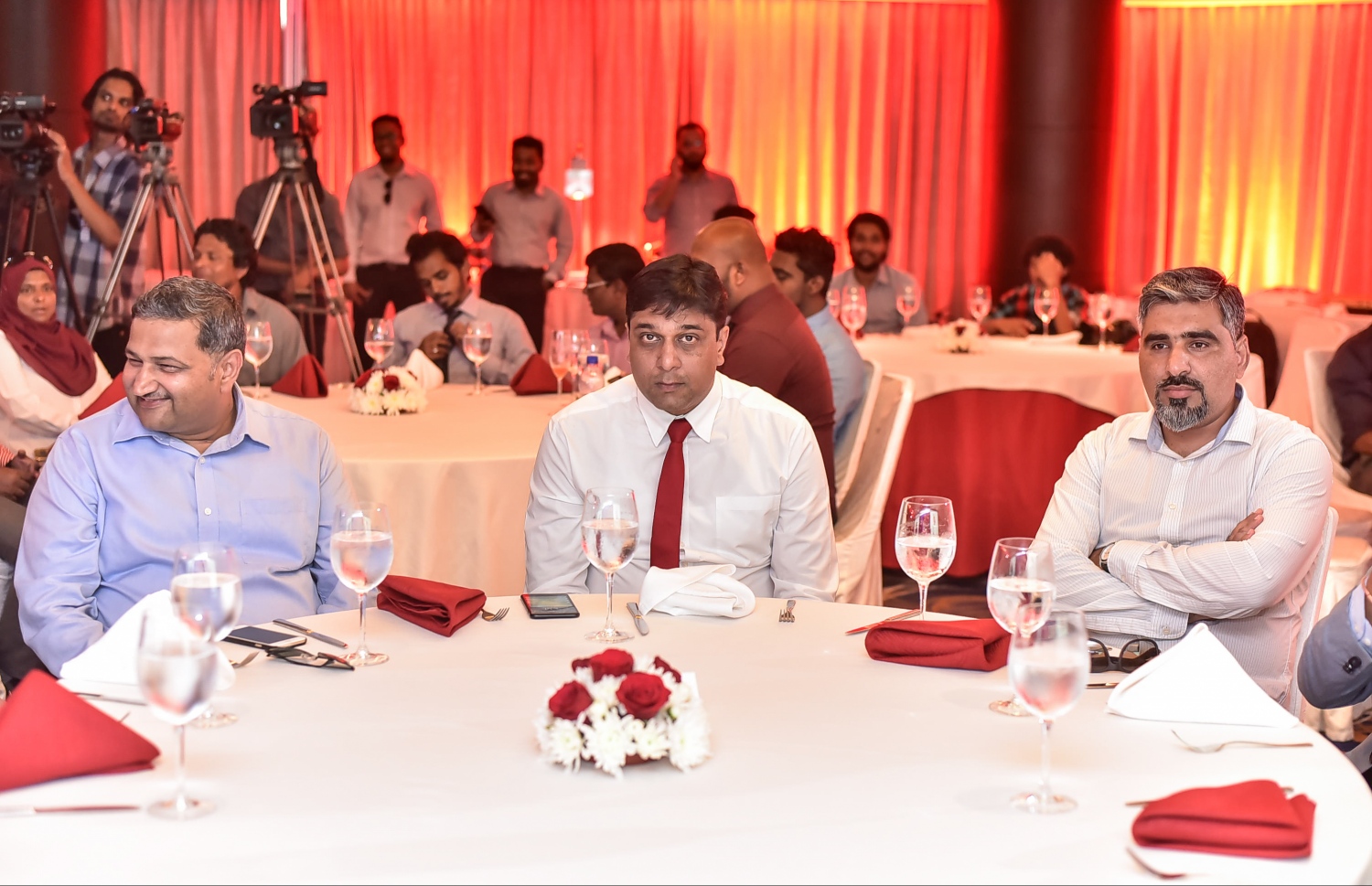 އުރީދޫގެ 4ޖީ+ ނެޓްވޯކް އިފްތިތާހު ކުރަން ހޮޓެލް ޖެންގައި މިއަދު ހަވީރު ބޭއްވި ހަފްލާގައި އެ ކުންފުނީގެ ސީއީއޯ ސިންހަ (މ) އާއި އިސް ވެރިން ބައިވެރިވެވަޑައިގަންނަވަނީ.-- ފޮޓޯ: ނިޝާން އަލީ/ މިހާރު