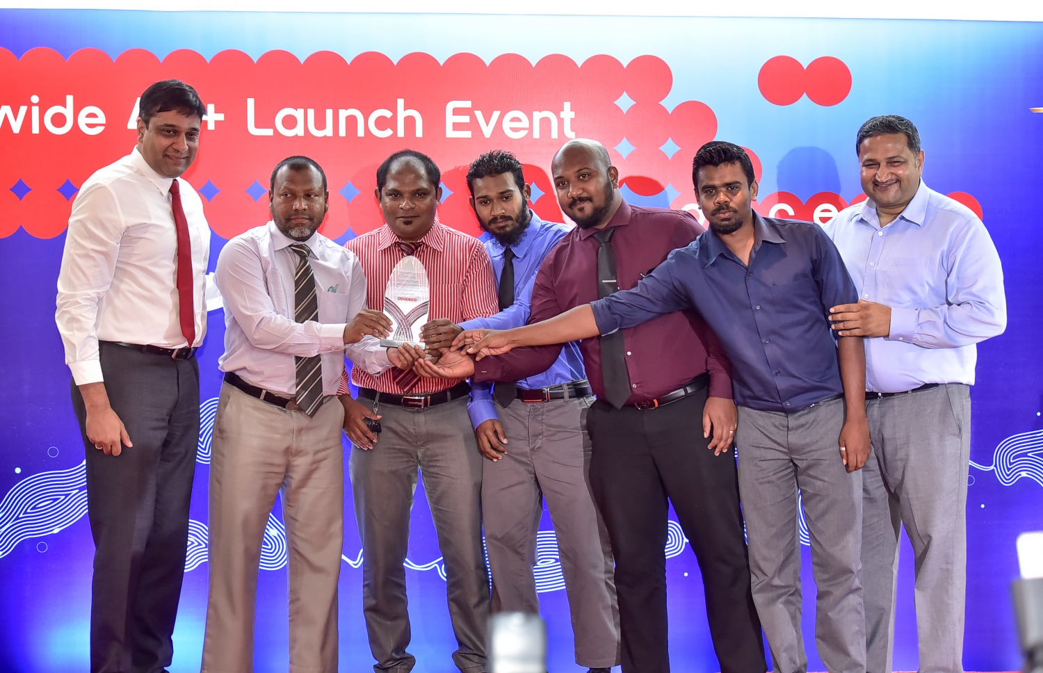 އުރީދޫގެ 4ޖީ+ ތައާރަފް ކުރުމުގައި ހަރަކާތްތެރިވި މުވައްޒަފުންތަކަކަށް މިއަދު ހަނދާނީ ފިލައެއް ދެނީ.-- ފޮޓޯ: ނިޝާން އަލީ/ މިހާރު