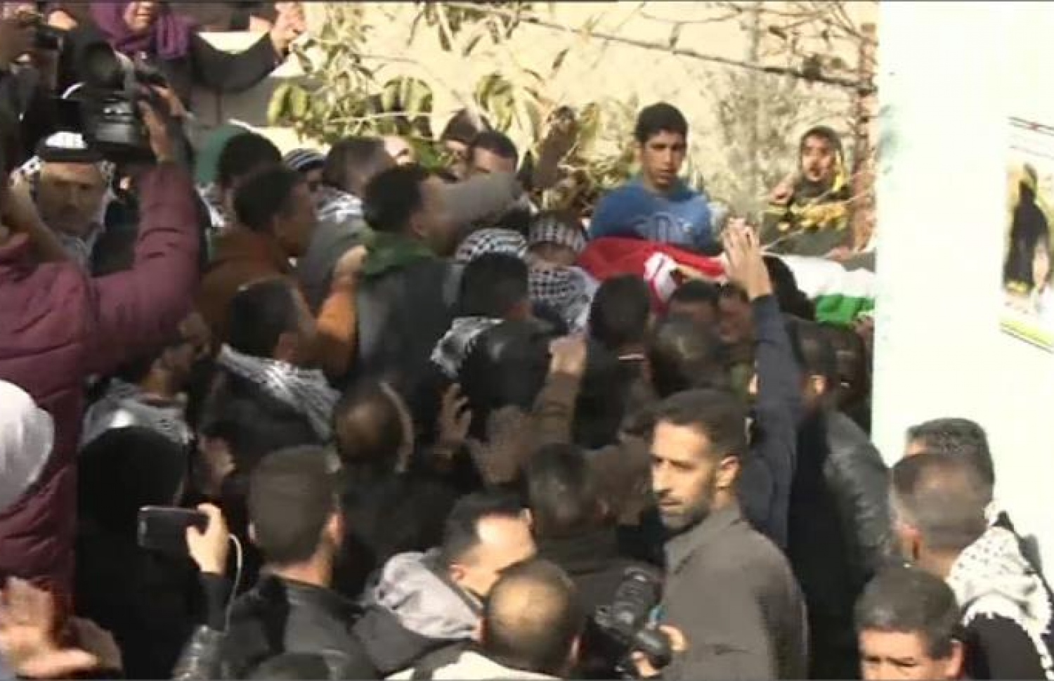 އިޒްރޭލުގެ އުދުވާނީ ހަމަލާގައި ޝަހީދު ކޮށްލި ފަލަސްތީނުގެ ކުޑަ ކުއްޖެއްގެ ޖަނާޒާގައި އިއްޔެ އެތައް ހާސް ބަޔަކު ބައިވެރިވަނީ. --ޖަޒީރާ