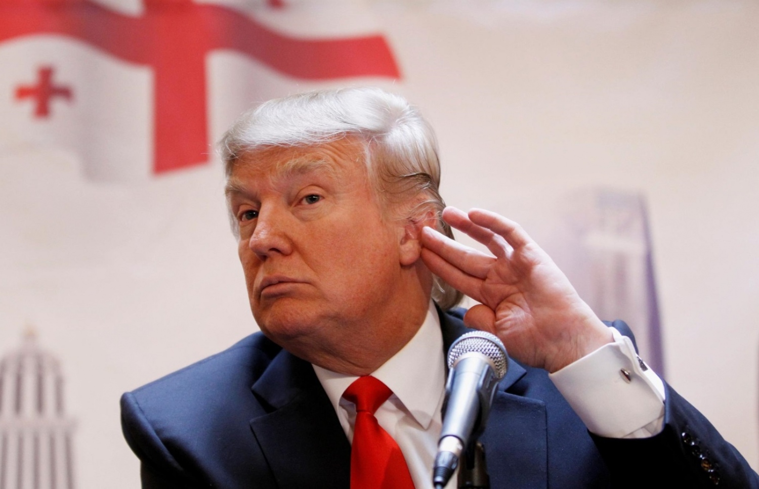 ޖެނުއަރީ 20، 2017 ގައި އެމެރިކާގެ ރިއާސަތާ ހަވާލުވެވަޑައިގަންނަވާ ޑޮނަލްޑް ޓްރަމްޕު: ބައިނަލްއަގުވާމީ މުޖްތަމައުގެ ގޮވުންތައް އަޑު އިވޭކަމަކަށް ނުވޭ. ޖަޒީރާ