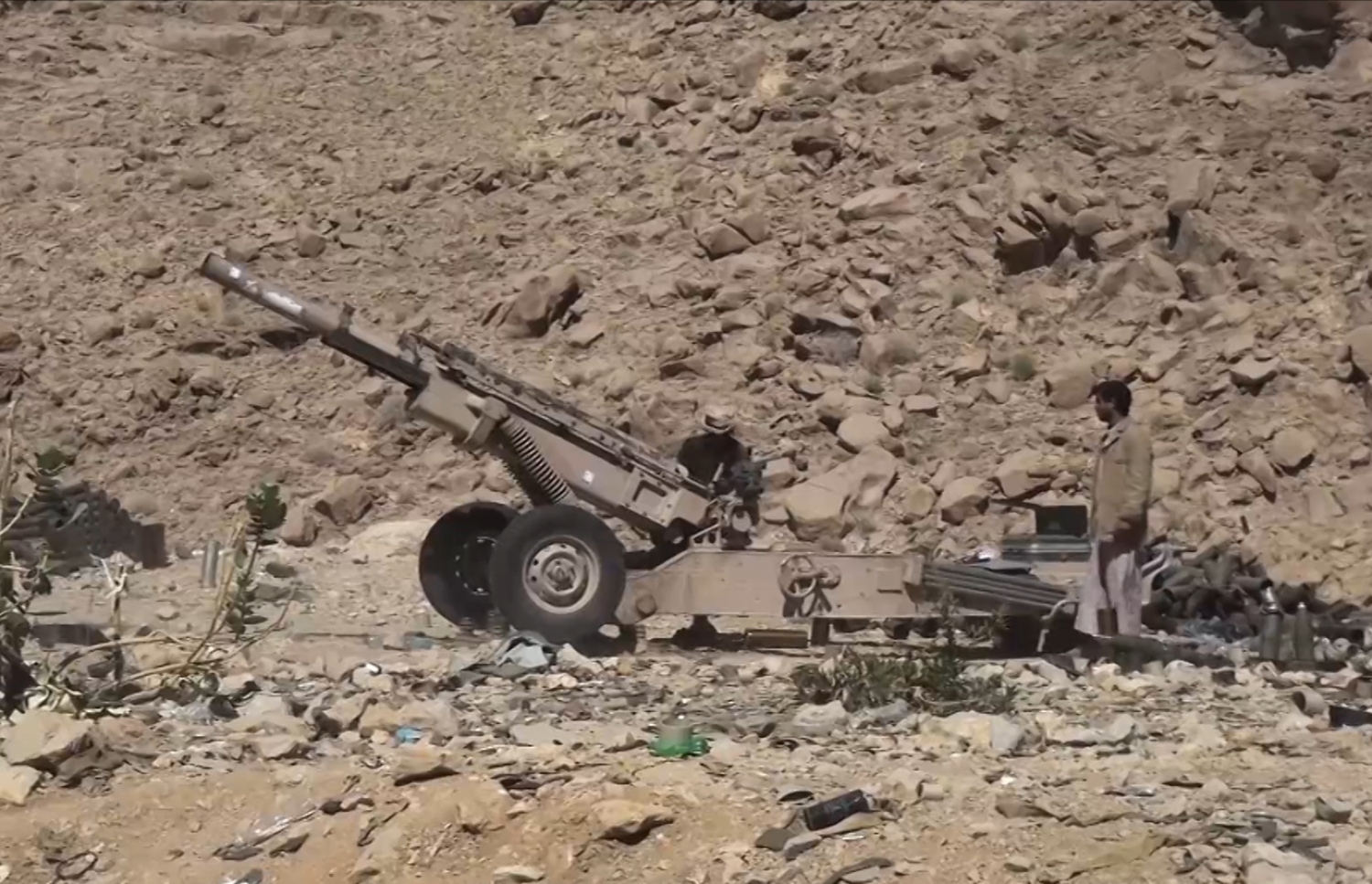 ޔަމަންގެ އިދިކޮޅު ހޫތީ ހަނގުރާމަވެރިންނަށް ހަަމަލާ ދިނުމަށް ޔަމަން ސަރުކާރުގެ ސިފައިންގެ މީހަކު ބޮޑުބަޑިއެއް ކައިރީގައި ތައްޔާރީ ހާލަތުގައި. --އަލް ޖަޒީރާ