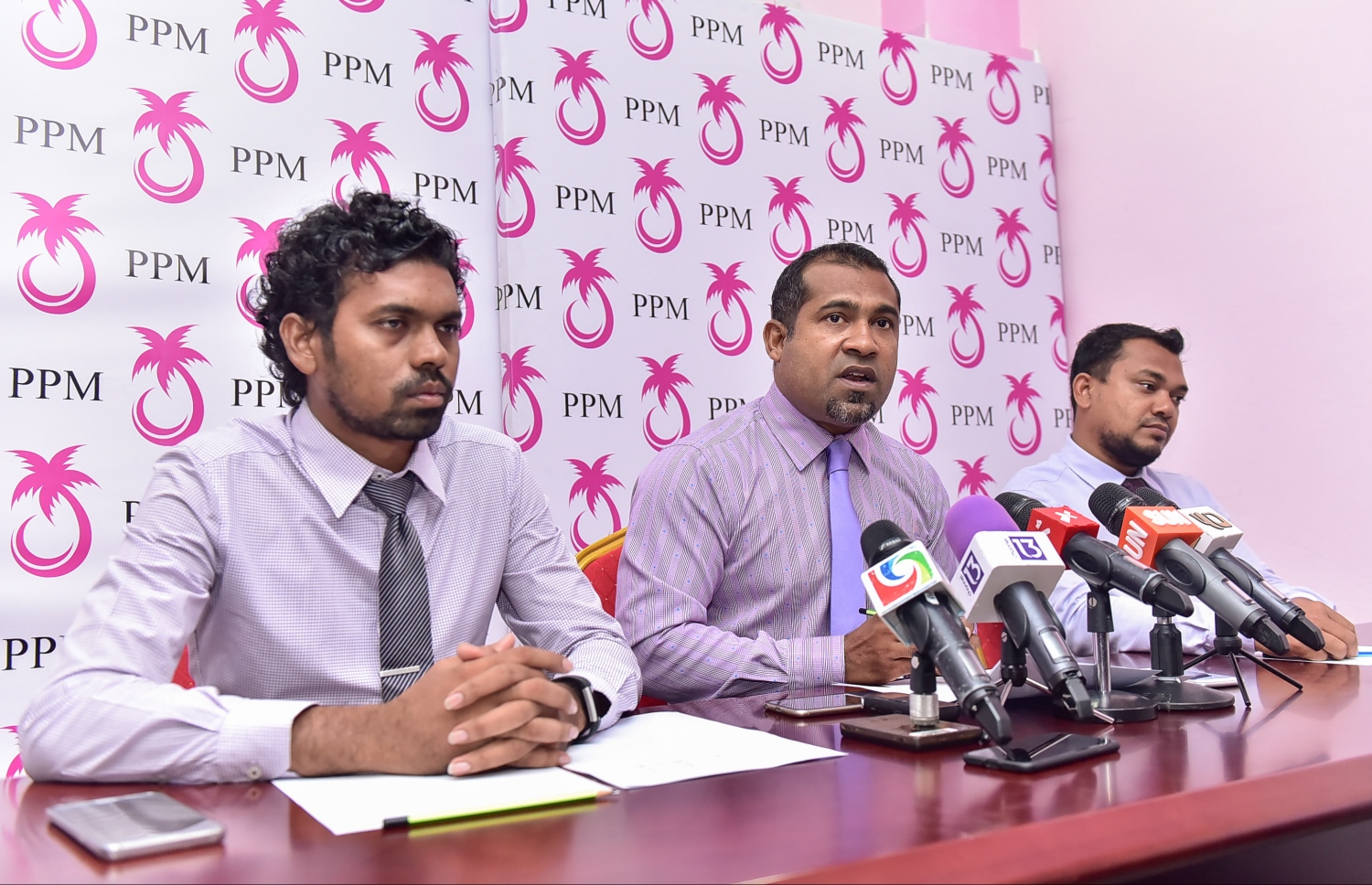 ނޫސްވެރިންގެ ބައްދަލުވުމުގައި ހަލީލް (މ) ވާހަކަ ދައްކަވަނީ. ޕާޓީ ހިންގުމާ ގުޅޭ ގޮތުން ވާހަކަ ދައްކާނަމަ، އާންމު އުސޫލުގެ ތެރެއިން ކަންކަން ކުރަން ޖެހިދާނެ ކަމަށް އޭނާ ވިދާޅުވި. - ފޮޓޯ: ނިޝާން އަލީ/ މިހާރު