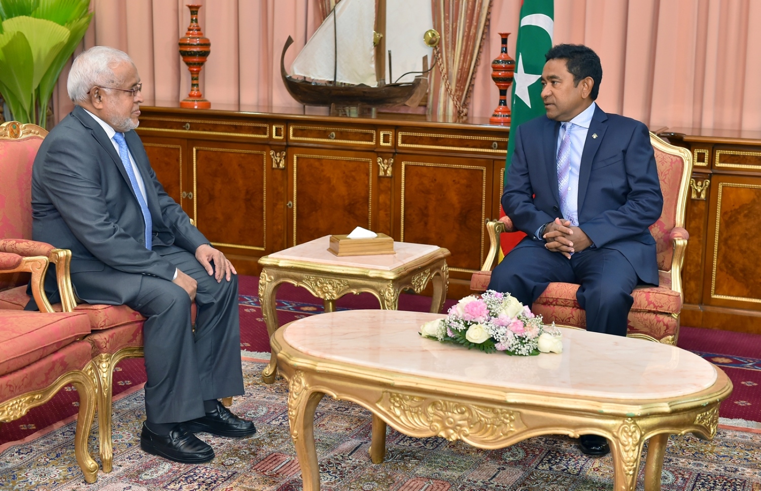 ފަތުވާދޭ އެންމެ މަތީ މަޖިލީހުގެ ރައީސްގެ މަގާމަށް ޝައިޚް ރަޝީދު މިއަދު އައްޔަން ކުރެއްވުމަށް ފަހު ރައީސް ޔާމީނާ (ކ) ބައްދަލުކުރައްވަނީ. -- ފޮޓޯ: ރައީސް އޮފީސް