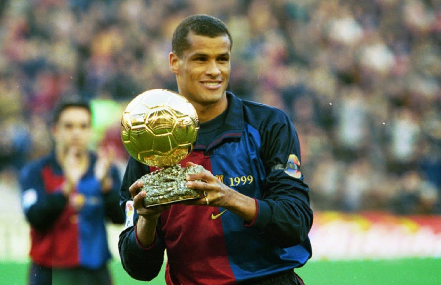 ރޮނާލްޑޯ 1999 ވަނަ އަހަރުގެ ބެލޮންޑިއޯ އެވޯޑް ހިފައިގެން.-- ފޮޓޯ: އޭއެފްޕީ