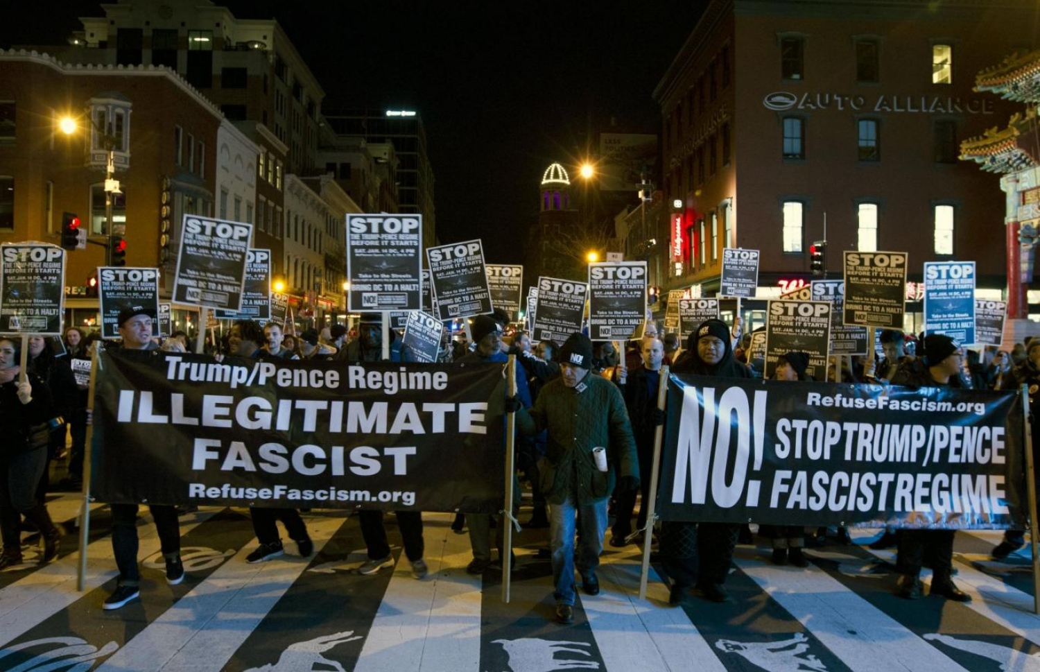 ޓްރަމްޕާ ދެކޮޅަށް އެމެރިކާގައި ކުރި މުޒާހަރާއެއް. ފޮޓޯ އޭޕީ