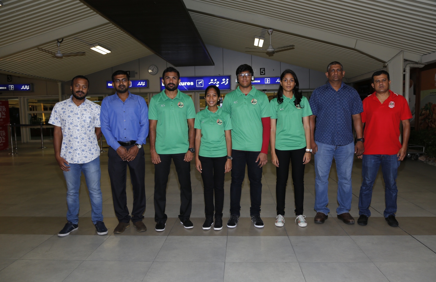 ކުވޭތަށް ފުރި ތިން ކުދިންނާއި ކޯޗު ސިމާދު (ވ-3) އަދި އެސޯސިއޭޝަނުގެ އިސް އޮފިޝަލުން. --ފޮޓޯ: ޝޫޓިން އެސޯސިއޭޝަން
