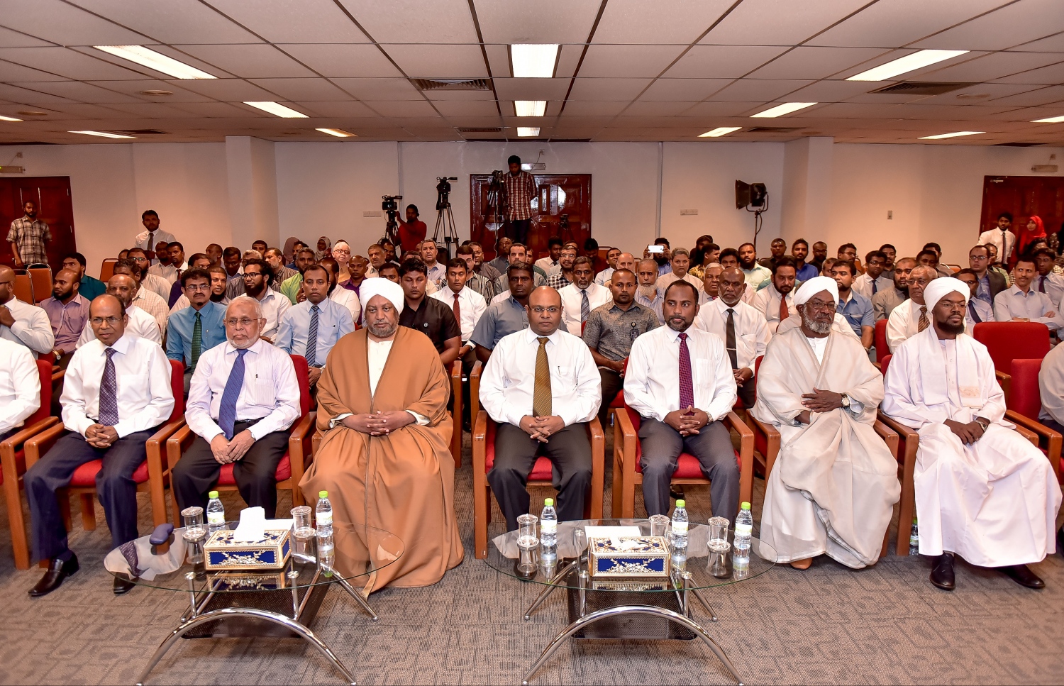 ދީނީ އިލްމުވެރިންގެ މަހާސިންތާގައި އުއްތަމަ ފަނޑިޔާރާއި ދައުލަތުގެ ބައެއްް އިސްވެރިންނާއި ބޭރުގެ ބައެއް އިލްމުވެރިން މިރޭ ބައިވެރިވެވަޑައިގަންނަވަނީ.--- ފޮޓޯ: ނިޝާން އަލީ/މިހާރު