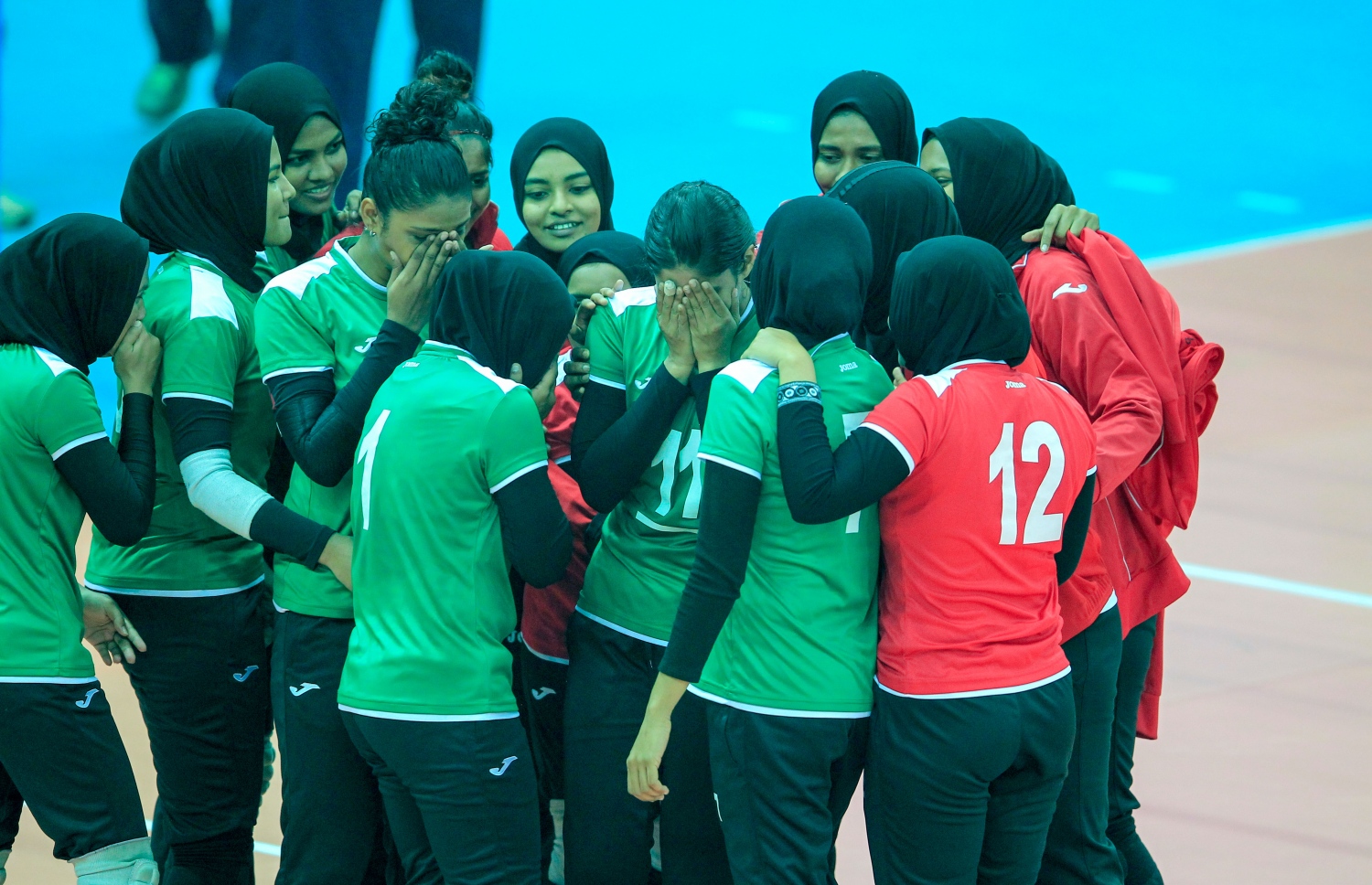 އިންޑިއާގައި 2016 ވަނަ އަހަރު އޮތް ސައުތު އޭޝިއަން ގޭމްސްގައި ޕާކިސްތާން އަތުން މޮޅުވި މެޗަށް ފަހު ގައުމީ އަންހެން ވޮލީ ޓީމުގެ ކުޅުންތެރިން. އުފާފާޅުކުރަނީ. -- ފޮޓޯ: އިމޭޖަސް.އެމްވީ