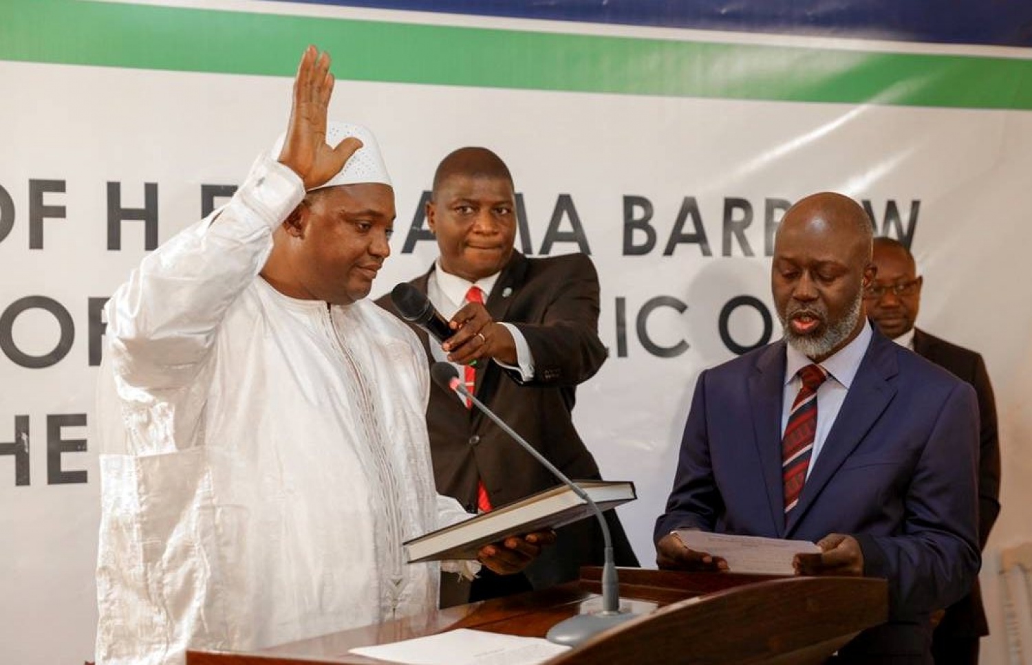 ގެމްބިއާގެ އައު ރައީސް އާދަމާ ބާރޯ، މިދިޔަ ހުކުރު ވިލޭރޭ ސެނެގާލްގައި ހުންނަވައި މަގާމުގެ ހުވާ ކުރައްވަނީ. އޭޕީ