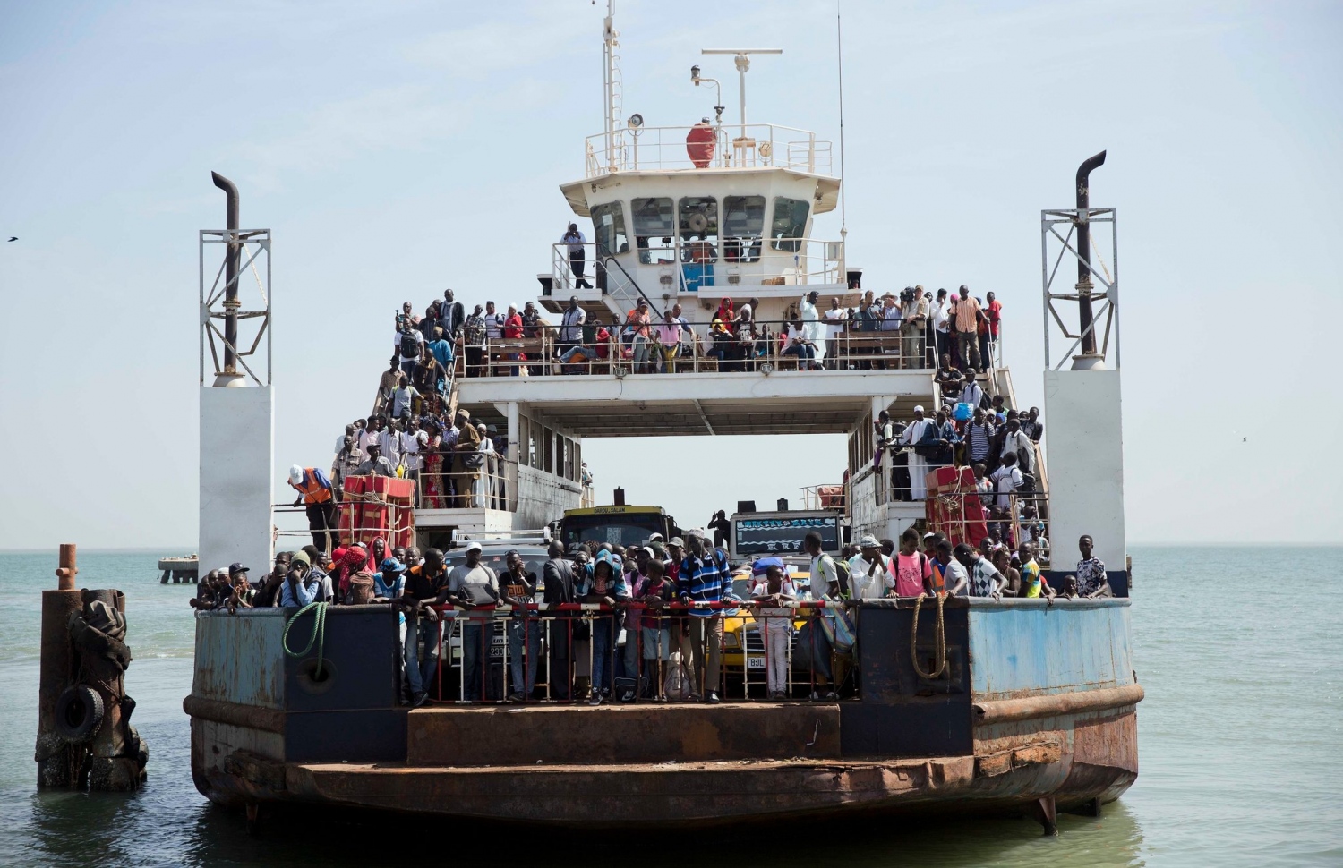 ގެމްބިއާގެ ސިޔާސީ ހަމަނުޖެހުންތަކުގެ ސަބަބުން ގައުމު ދޫކޮށް ދިޔަ ބައެއް މީހުން އިއްޔެ އެނބުރި ގައުމަށް އަންނަނީ. --ފޮޓޯ އޭޕީ