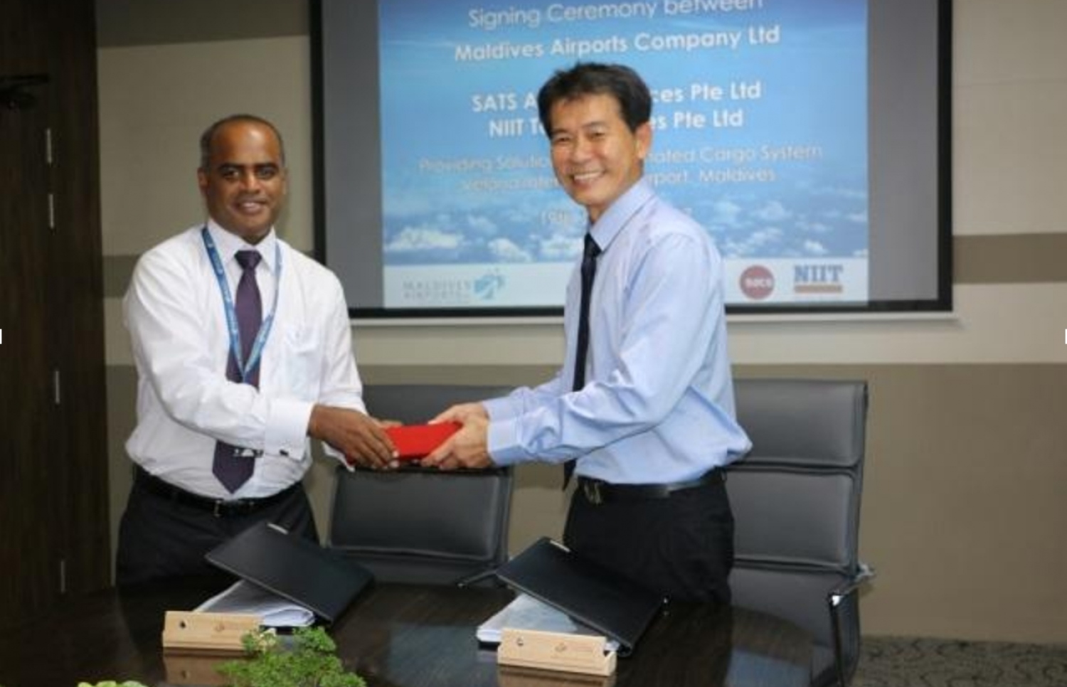 ކޯސިސް ބެހެއްޓުމުގެ އެއްބަސްވުމުގައި މިދިޔަ ބުރާސްފަތި ދުވަހު ސޮއިކުރެއްވުމަށް ފަހު، އާދިލް (ވ) އާއި ހައޮ ހޮކް އިންގް ހަދިޔާ ބަދަލުކުރައްވަނީ.-- ފޮޓޯ: އެމްއޭސީއެލް