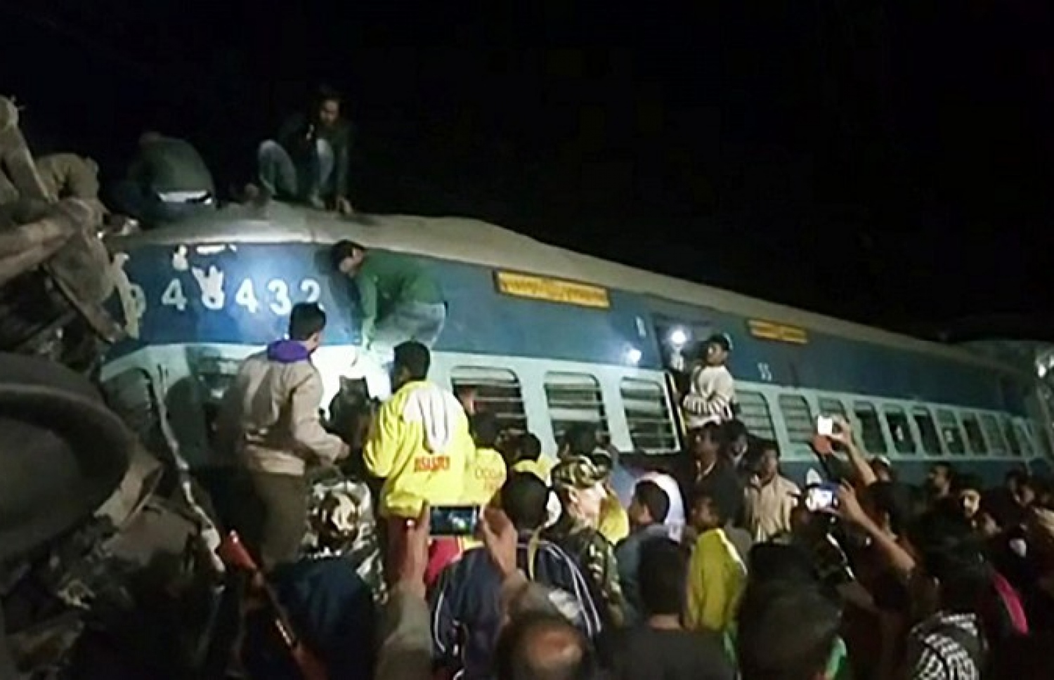 އަންދުރަ ޕްރަދޭޝްގައި ހިނގި ރޭލް އެކްސިޑެންޓުގައި ތާށިވެފައިވާ މީހުން ސަލާމަތް ކުރުމަށް މިއަދު މަސައްކަތް ކުރަނީ. --ފޮޓޯ:އޭއެފްޕީ