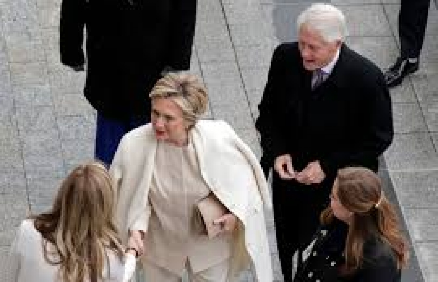 ޓްރަމްޕްގެ ހުވާ ކުރުމުގެ ރަސްމިއްޔާތުގައި ހިލަރީ އާއި ފިރިކަލުން ބިލް ކްލިންޓަން