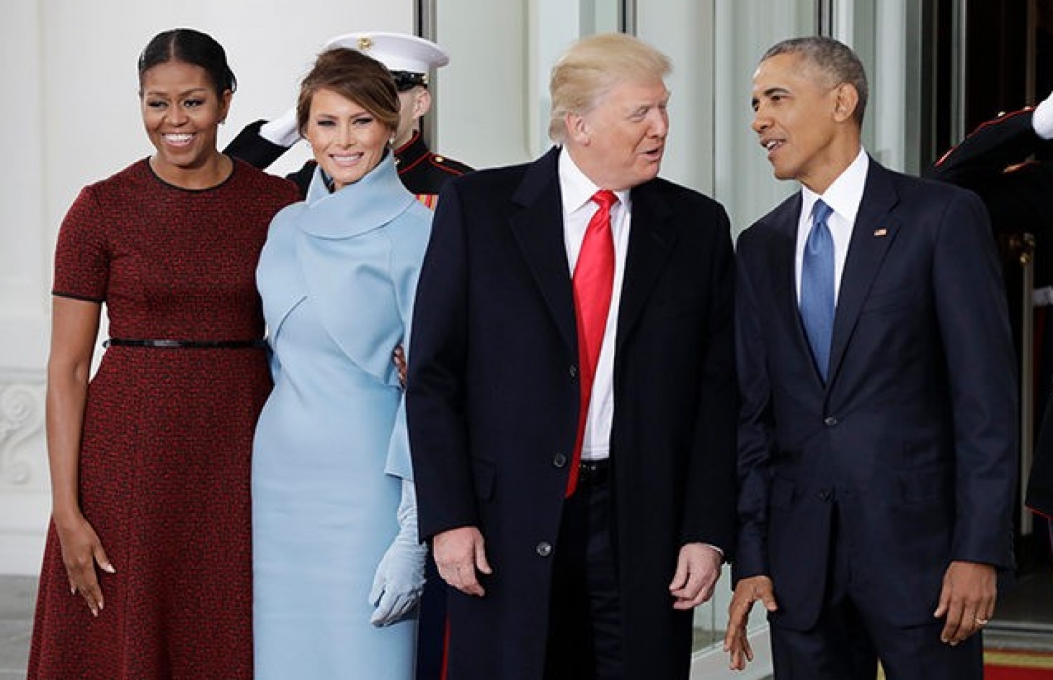 ޑޮނަލްޑް ޓްރަމްޕް (ކ-2) ރައީސްކަމުގެ ހުވާކުރެއްވި ރަސްމިއްޔާތަށް ވަޑައިގަތުމުގެ ކުރިން އަނބިކަނބަލުން މިލާނިއާ (ވ-2) އާ އެކު ރައީސް ބަރަކް އޮބާމާގެ ދެ ކަނބަލުންނާ އެކު ވައިޓް ހައުސްގައި: މިޝޭލް ތުރުކުރައްވައިގެން ހުންނެވީ ޑިޒައިނާ ޖޭސަން ވޫގެ ރަތް ހެދުމެއް