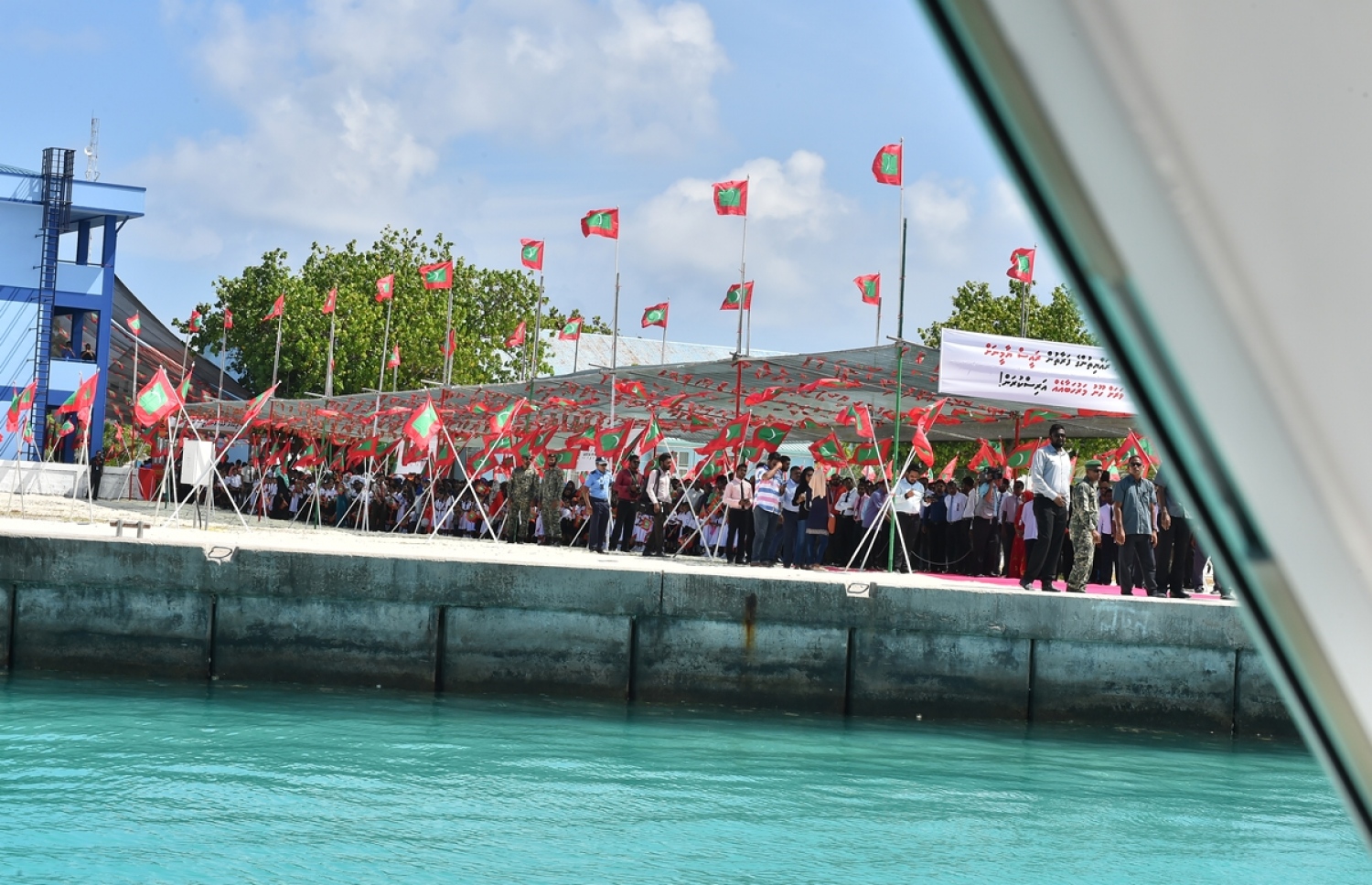 މ. ދިއްގަރު: ޖެނުއަރީ 23، 2017: މ. އަތޮޅުގެ ބައެއް ރަށްތަކުގައި ރައްކާތެރި ބޯފެނުގެ ހިދުމަތް އިފްތިތާހު ކޮށްދިނުމަށް ރައީސް ޔާމީން ދިއްގަރަށް ވަޑައިގަތުމުން އެރަށުގެ އިސްވެރިންނާއި ރައްޔިތުން، އެމަނިކުފާނަށް މަރުހަބާ ކިޔުމަށް އަތިރިމަތީގައި މަޑުކޮށްލައިގެން.-- ފޮޓޯ: ރައީސް އޮފީސް