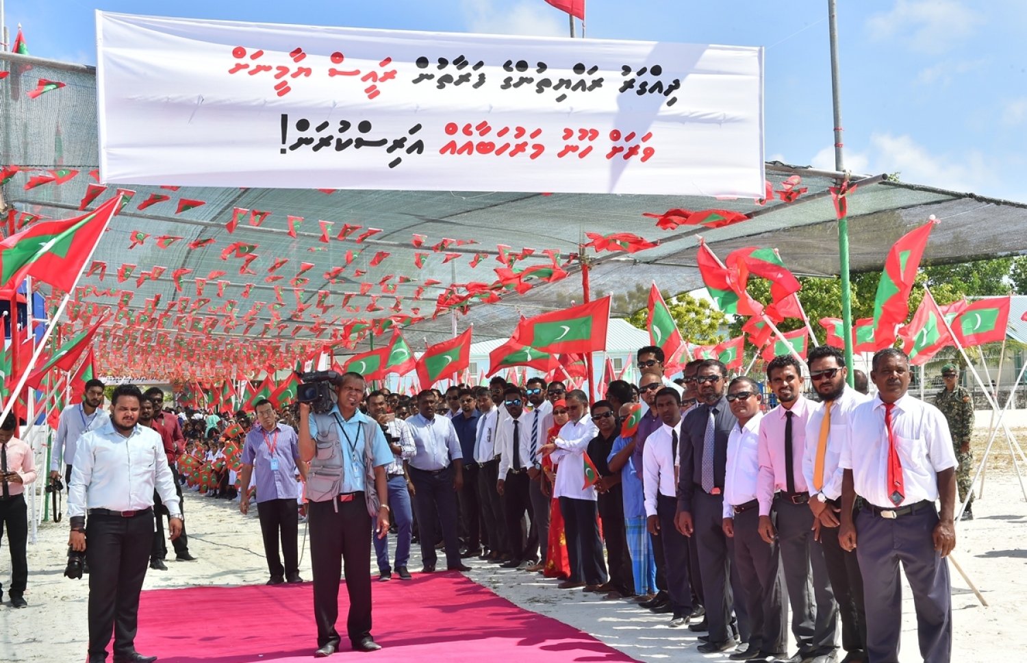 މ. ދިއްގަރު: ޖެނުއަރީ 23، 2017: މ. އަތޮޅުގެ ބައެއް ރަށްތަކުގައި ރައްކާތެރި ބޯފެނުގެ ހިދުމަތް އިފްތިތާހު ކޮށްދިނުމަށް ރައީސް ޔާމީން ދިއްގަރަށް ވަޑައިގަތުމުން އެރަށުގެ އިސްވެރިންނާއި ރައްޔިތުން، އެމަނިކުފާނަށް މަރުހަބާ ކިޔުމަށް އަތިރިމަތީގައި މަޑުކޮށްލައިގެން.-- ފޮޓޯ: ރައީސް އޮފީސް