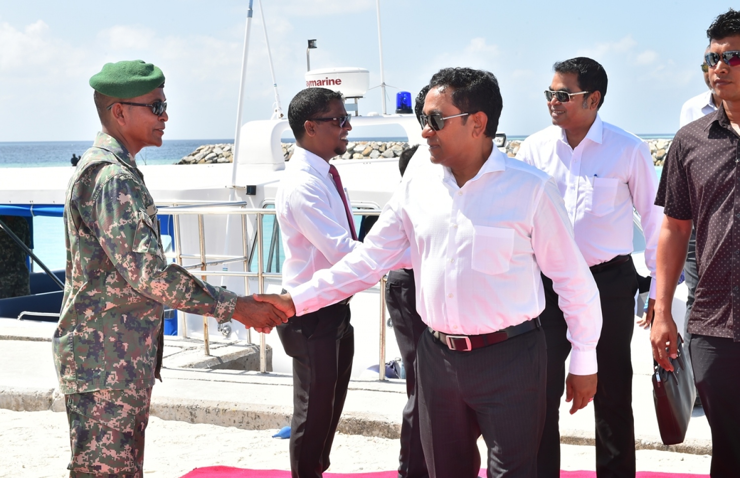 މ. ދިއްގަރު: ޖެނުއަރީ 23، 2017: މ. އަތޮޅުގެ ބައެއް ރަށްތަކުގައި ރައްކާތެރި ބޯފެނުގެ ހިދުމަތް އިފްތިތާހު ކޮށްދިނުމަށް ރައީސް ޔާމީން ދިއްގަރަށް ވަޑައިގަތުމުން ސިފައިންގެ މީހަކު، އެމަނިކުފާނަށް މަރުހަބާ ކިޔަނީ.-- ފޮޓޯ: ރައީސް އޮފީސް