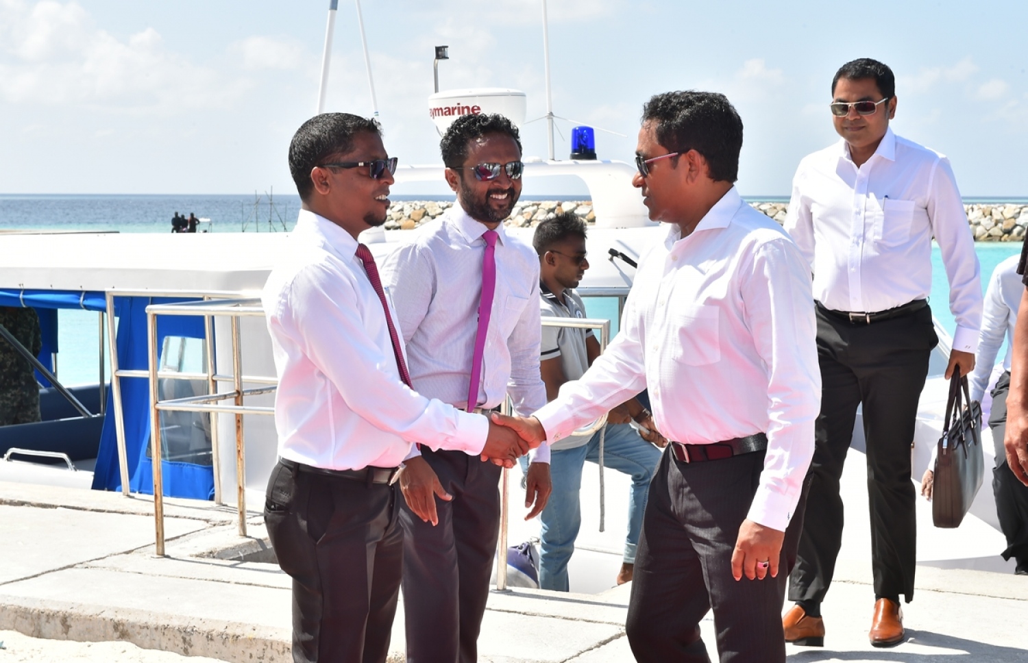 މ. ދިއްގަރު: ޖެނުއަރީ 23، 2017: މ. އަތޮޅުގެ ބައެއް ރަށްތަކުގައި ރައްކާތެރި ބޯފެނުގެ ހިދުމަތް އިފްތިތާހު ކޮށްދިނުމަށް ރައީސް ޔާމީން ދިއްގަރަށް ވަޑައިގަތުމުން އެރަށުގެ އިސްވެރިން، އެމަނިކުފާނަށް މަރުހަބާ ކިޔުއްވަނީ.-- ފޮޓޯ: ރައީސް އޮފީސް