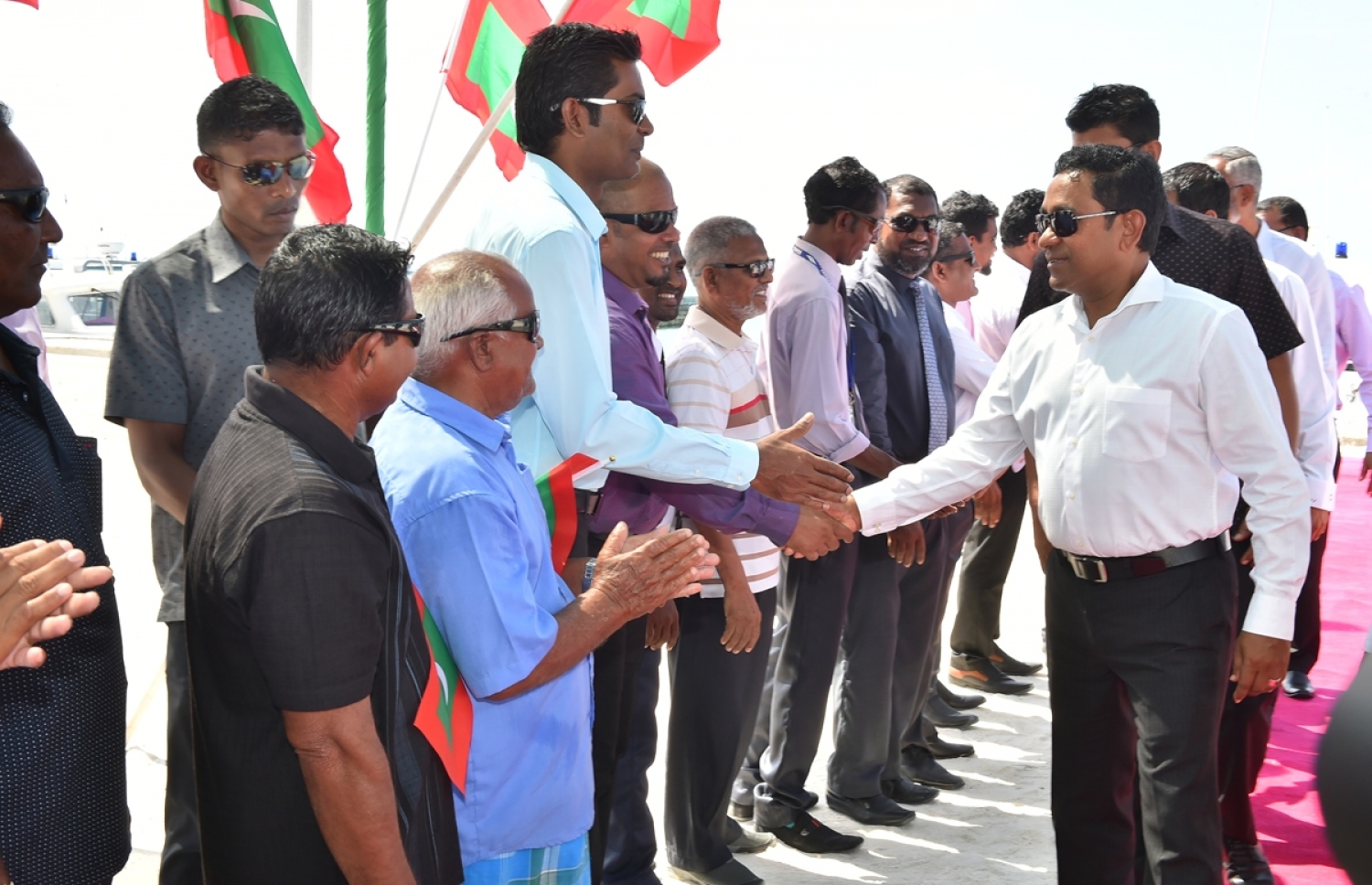 މ. ދިއްގަރު: ޖެނުއަރީ 23، 2017: މ. އަތޮޅުގެ ބައެއް ރަށްތަކުގައި ރައްކާތެރި ބޯފެނުގެ ހިދުމަތް އިފްތިތާހު ކޮށްދިނުމަށް ރައީސް ޔާމީން ދިއްގަރަށް ވަޑައިގަތުމުން އެރަށުގެ އިސްވެރިން، އެމަނިކުފާނަށް މަރުހަބާ ދަންނަވަނީ.-- ފޮޓޯ: ރައީސް އޮފީސް