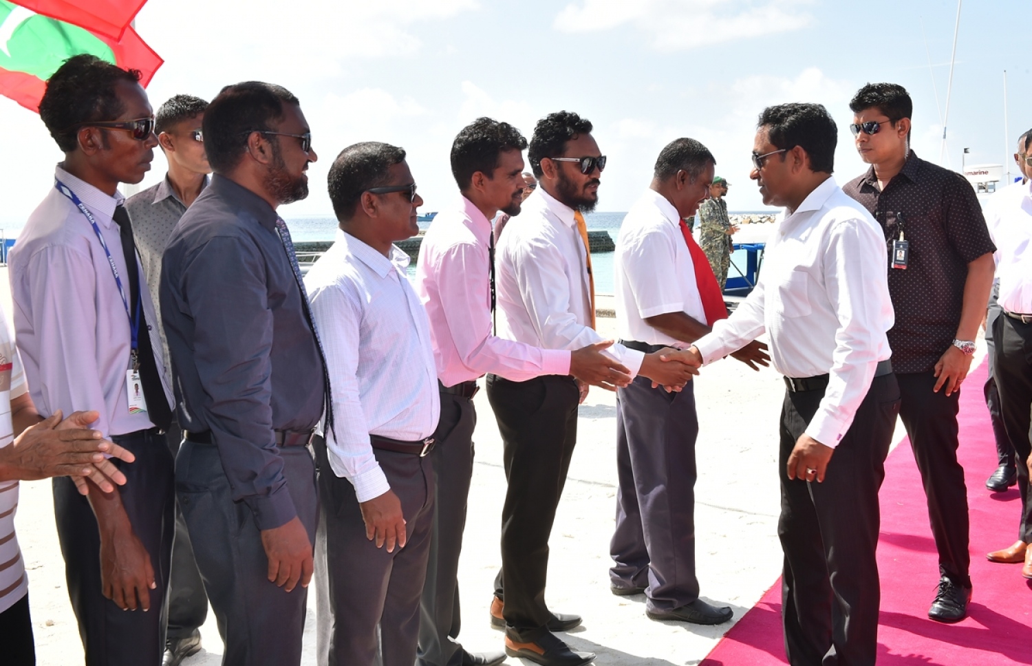 މ. ދިއްގަރު: ޖެނުއަރީ 23، 2017: މ. އަތޮޅުގެ ބައެއް ރަށްތަކުގައި ރައްކާތެރި ބޯފެނުގެ ހިދުމަތް އިފްތިތާހު ކޮށްދިނުމަށް ރައީސް ޔާމީން ދިއްގަރަށް ވަޑައިގަތުމުން އެރަށުގެ އިސްވެރިން، އެމަނިކުފާނަށް މަރުހަބާ ދަންނަވަނީ.-- ފޮޓޯ: ރައީސް އޮފީސް