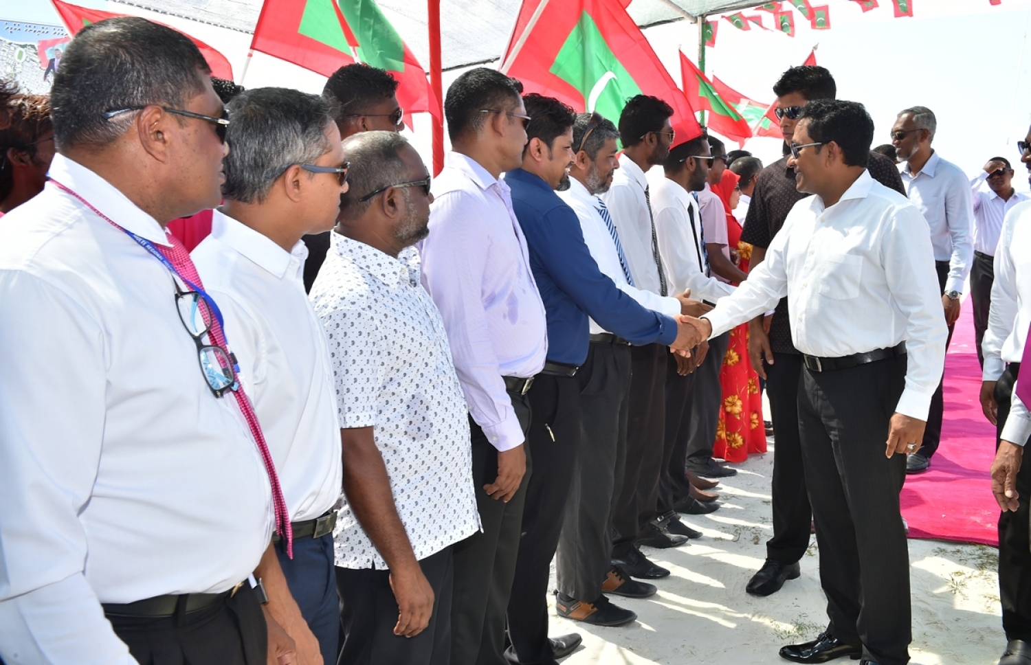 މ. ދިއްގަރު: ޖެނުއަރީ 23، 2017: މ. އަތޮޅުގެ ބައެއް ރަށްތަކުގައި ރައްކާތެރި ބޯފެނުގެ ހިދުމަތް އިފްތިތާހު ކޮށްދިނުމަށް ރައީސް ޔާމީން ދިއްގަރަށް ވަޑައިގަތުމުން އެރަށުގެ އިސްވެރިން، އެމަނިކުފާނަށް މަރުހަބާ ދަންނަވަނީ.-- ފޮޓޯ: ރައީސް އޮފީސް