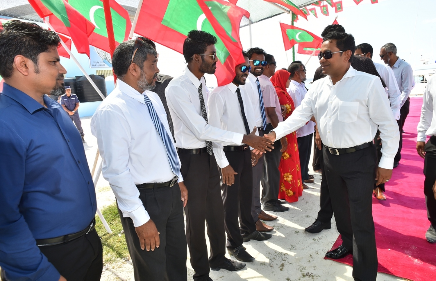 މ. ދިއްގަރު: ޖެނުއަރީ 23، 2017: މ. އަތޮޅުގެ ބައެއް ރަށްތަކުގައި ރައްކާތެރި ބޯފެނުގެ ހިދުމަތް އިފްތިތާހު ކޮށްދިނުމަށް ރައީސް ޔާމީން ދިއްގަރަށް ވަޑައިގަތުމުން އެރަށުގެ އިސްވެރިން، އެމަނިކުފާނަށް މަރުހަބާ ދަންނަވަނީ.-- ފޮޓޯ: ރައީސް އޮފީސް