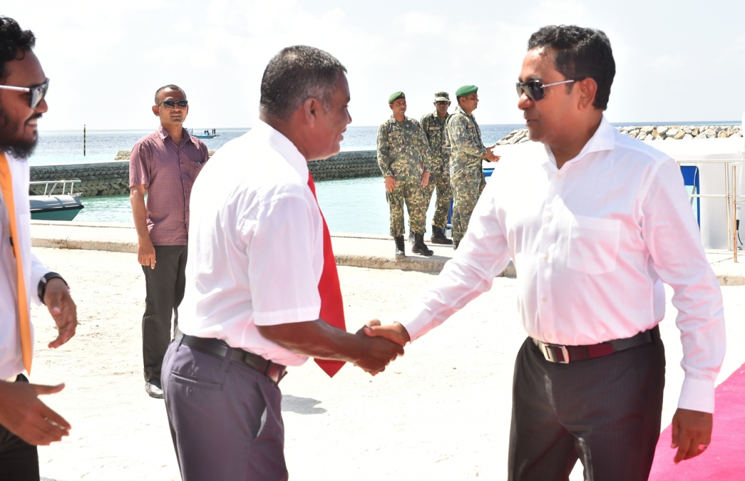 މ. ދިއްގަރު: ޖެނުއަރީ 23، 2017: މ. އަތޮޅުގެ ބައެއް ރަށްތަކުގައި ރައްކާތެރި ބޯފެނުގެ ހިދުމަތް އިފްތިތާހު ކޮށްދިނުމަށް ރައީސް ޔާމީން ދިއްގަރަށް ވަޑައިގަތުމުން އެރަށުގެ އިސްވެރިން، އެމަނިކުފާނަށް މަރުހަބާ ދަންނަވަނީ.-- ފޮޓޯ: ރައީސް އޮފީސް