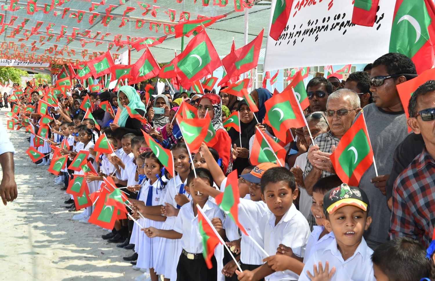 މ. ދިއްގަރު: ޖެނުއަރީ 23، 2017: މ. އަތޮޅުގެ ބައެއް ރަށްތަކުގައި ރައްކާތެރި ބޯފެނުގެ ހިދުމަތް އިފްތިތާހު ކޮށްދިނުމަށް ރައީސް ޔާމީން ދިއްގަރަށް ވަޑައިގަތުމުން އެރަށު ރައްޔިތުންނާއި ސްކޫލު ދަރިވަރުން، އެމަނިކުފާނަށް މަރުހަބާ ކިޔަނީ.-- ފޮޓޯ: ރައީސް އޮފީސް