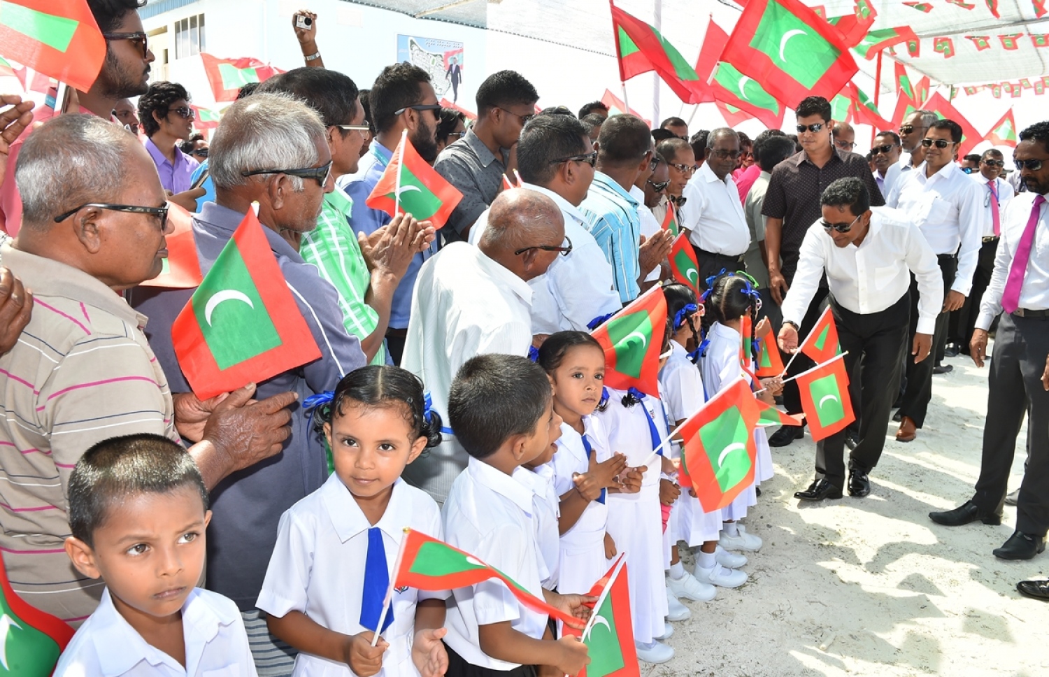 މ. ދިއްގަރު: ޖެނުއަރީ 23، 2017: މ. އަތޮޅުގެ ބައެއް ރަށްތަކުގައި ރައްކާތެރި ބޯފެނުގެ ހިދުމަތް އިފްތިތާހު ކޮށްދިނުމަށް ރައީސް ޔާމީން ދިއްގަރަށް ވަޑައިގަތުމުން އެރަށު ރައްޔިތުންނާއި ސްކޫލު ދަރިވަރުން، އެމަނިކުފާނަށް މަރުހަބާ ކިޔަނީ.-- ފޮޓޯ: ރައީސް އޮފީސް